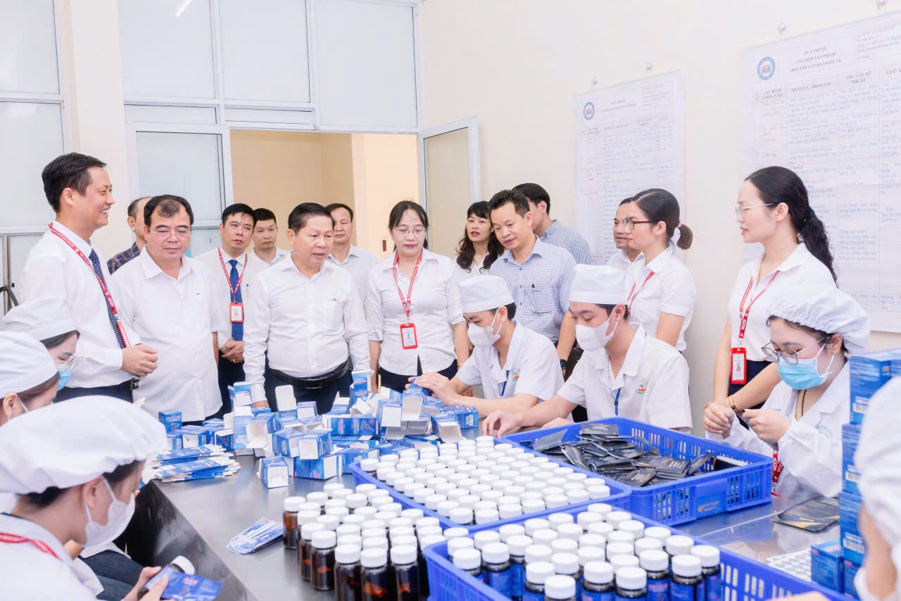 TS. Trần Bá Kiên – Hiệu trưởng cùng Sinh viên tại Trung tâm Nghiên cứu và Kinh doanh Dược của trường. TS. Trần Bá Kiên – Hiệu trưởng cùng Sinh viên tại Trung tâm Nghiên cứu và Kinh doanh Dược của trường.