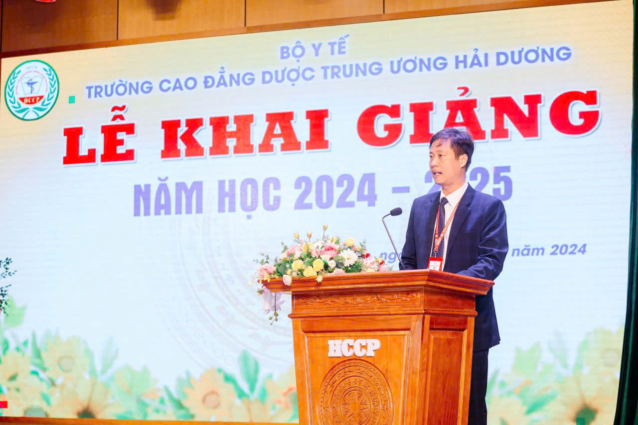 TS. Trần Bá Kiên – Hiệu trưởng, trong Lễ Khai giảng năm học 2024-2025. TS. Trần Bá Kiên – Hiệu trưởng, trong Lễ Khai giảng năm học 2024-2025.