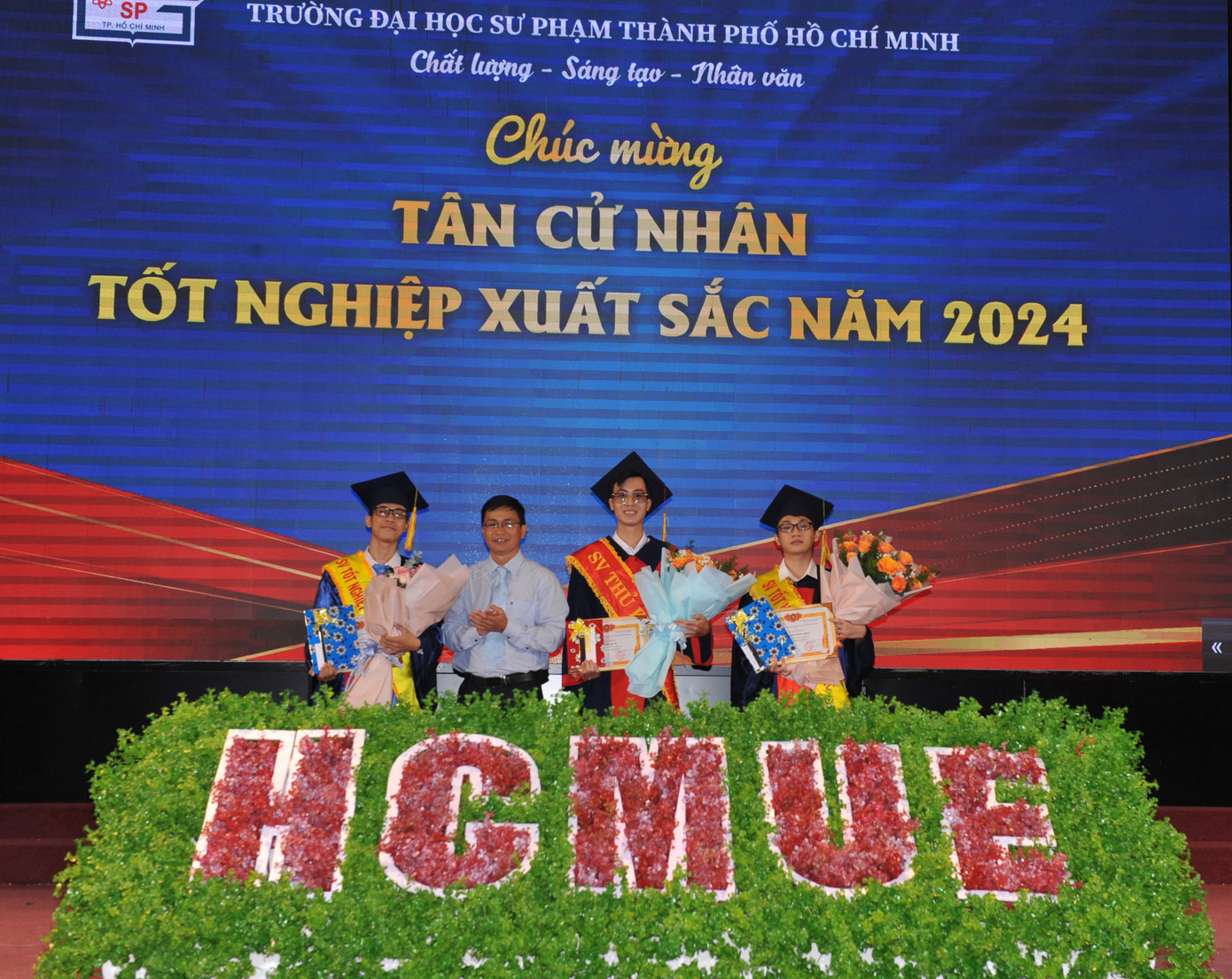 Nhận giấy khen tốt nghiệp loại xuất sắc năm 2024 của Hiệu trưởng Trường Đại học Sư phạm TP. Hồ Chí Minh.