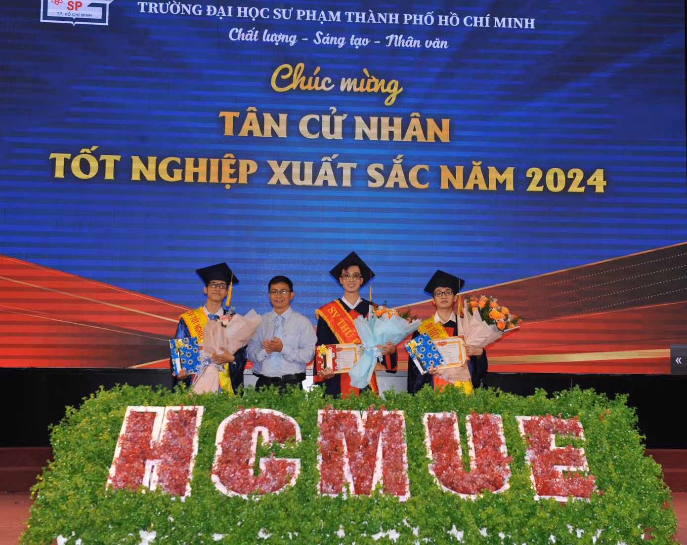 Nhận giấy khen tốt nghiệp loại xuất sắc năm 2024 của Hiệu trưởng Trường Đại học Sư phạm TP. Hồ Chí Minh.