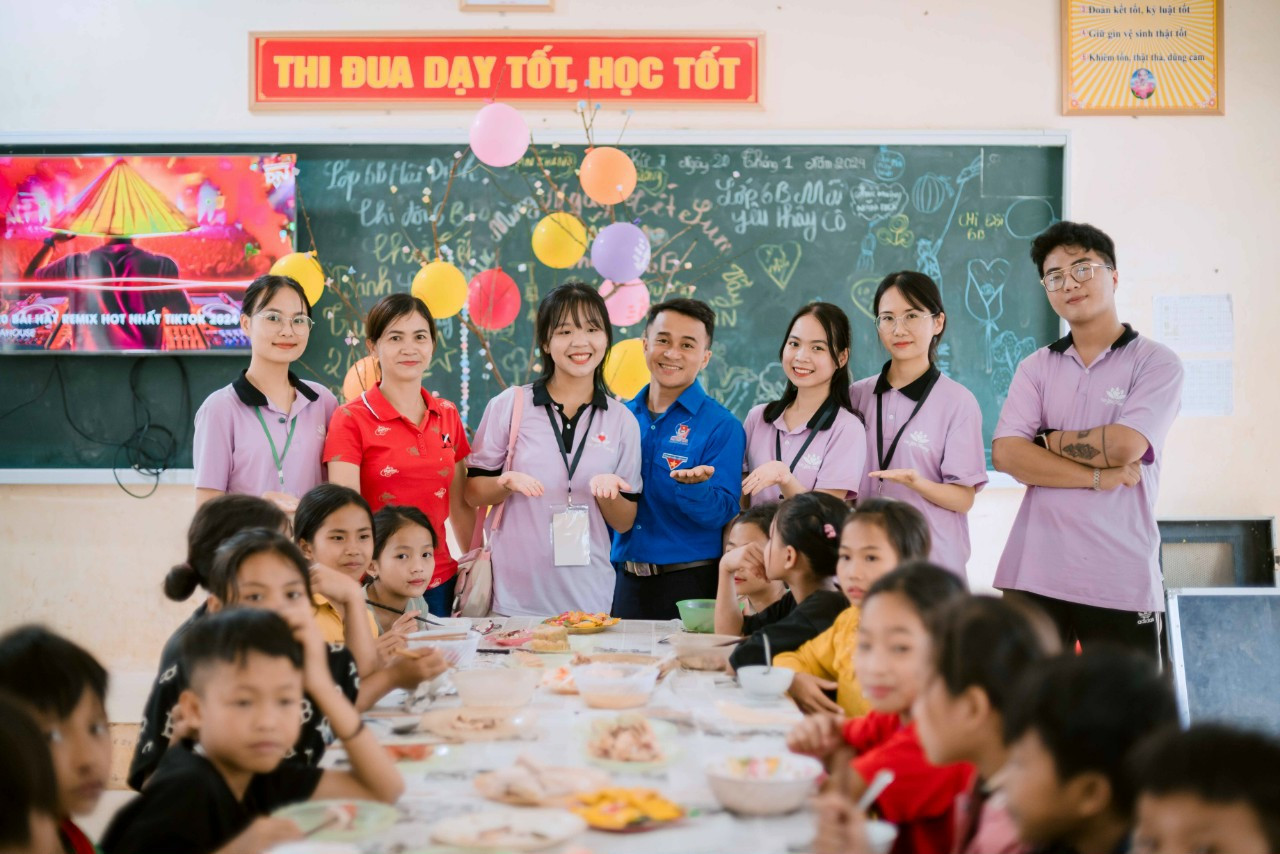 Những người trẻ giàu nhiệt huyết đến từ dự án “Xuân Ấm Biên Cương 2024”. Những người trẻ giàu nhiệt huyết đến từ dự án “Xuân Ấm Biên Cương 2024”.