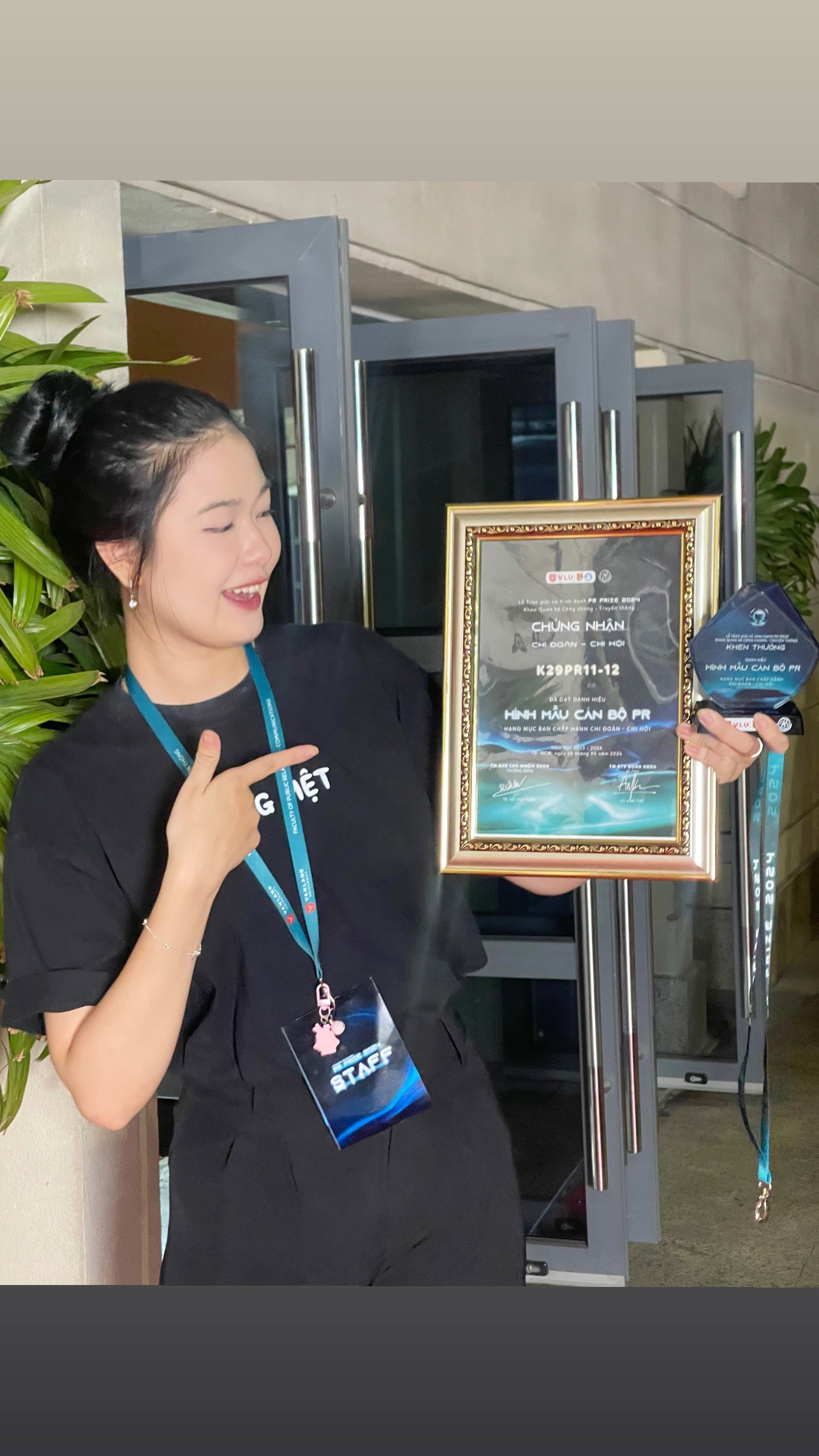 Phương Nhi nhận chứng nhận Hình mẫu cán bộ Đoàn - Hội 2024. Phương Nhi nhận chứng nhận Hình mẫu cán bộ Đoàn - Hội 2024.