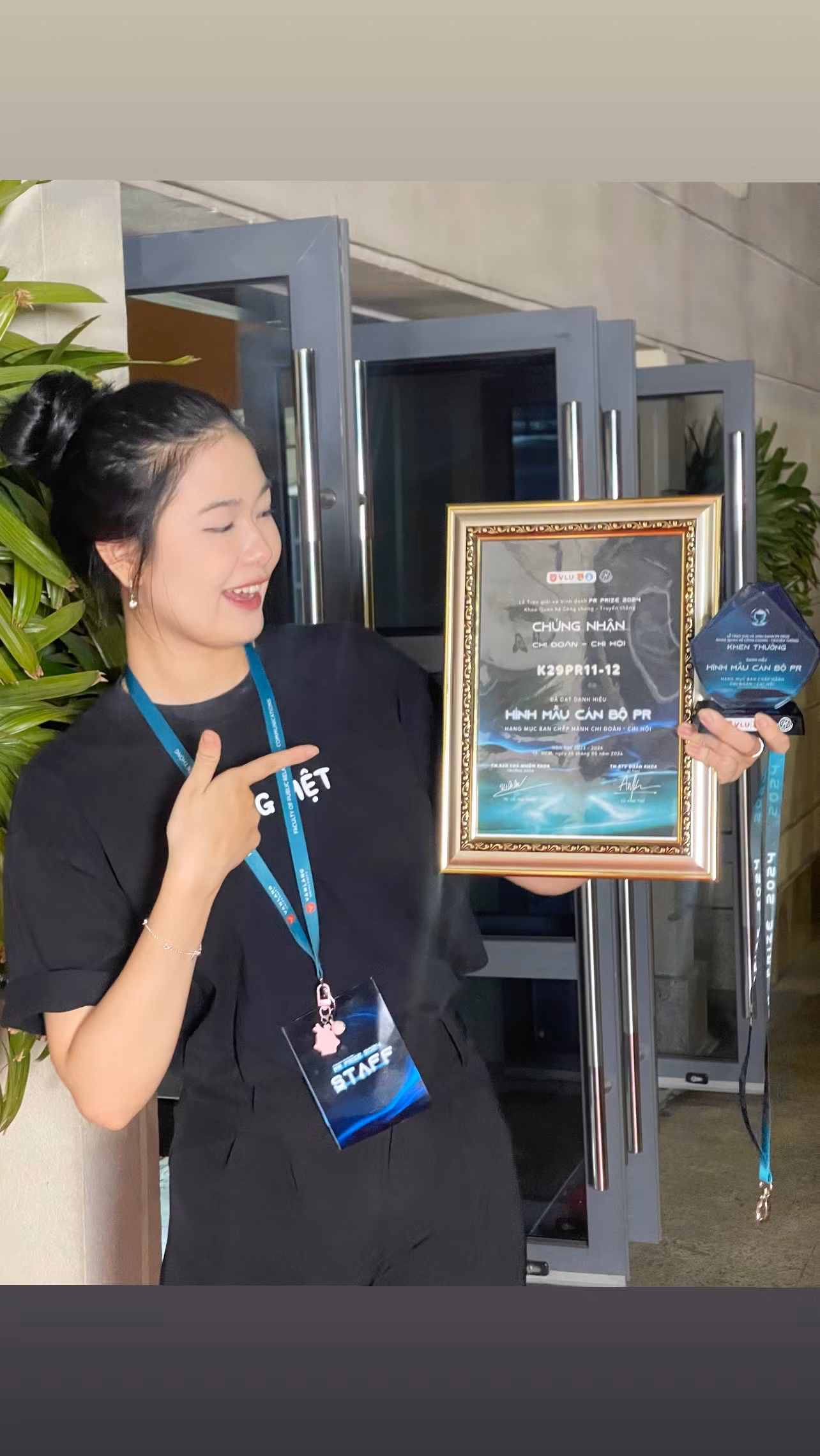 Phương Nhi nhận chứng nhận Hình mẫu cán bộ Đoàn - Hội 2024. Phương Nhi nhận chứng nhận Hình mẫu cán bộ Đoàn - Hội 2024.