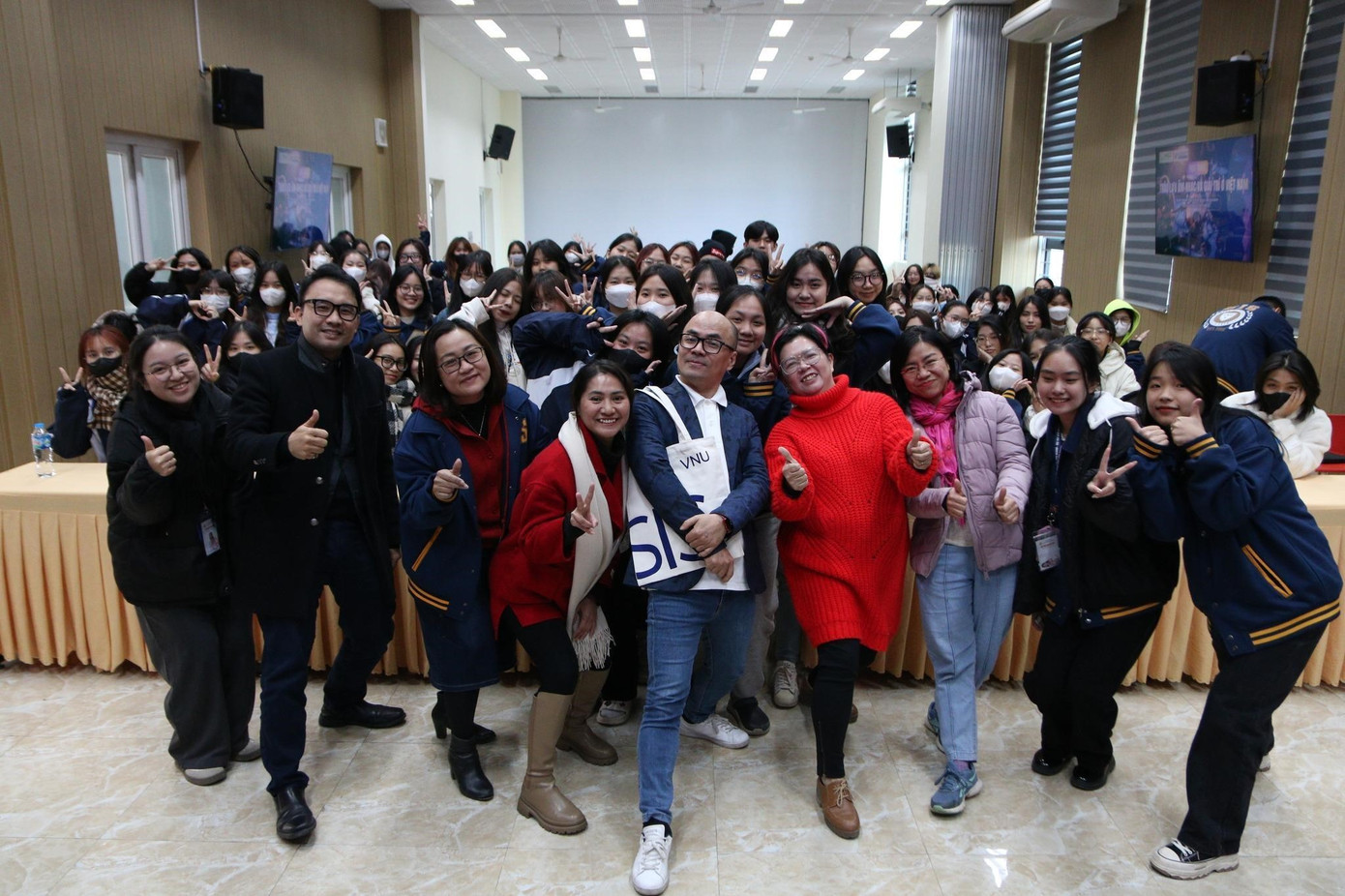 PGS.TS. Nguyễn Việt Khôi (hàng đầu, thứ hai từ trái sang) tham dự Tọa đàm xu hướng âm nhạc thị trường của bộ môn Công nghiệp văn hóa.