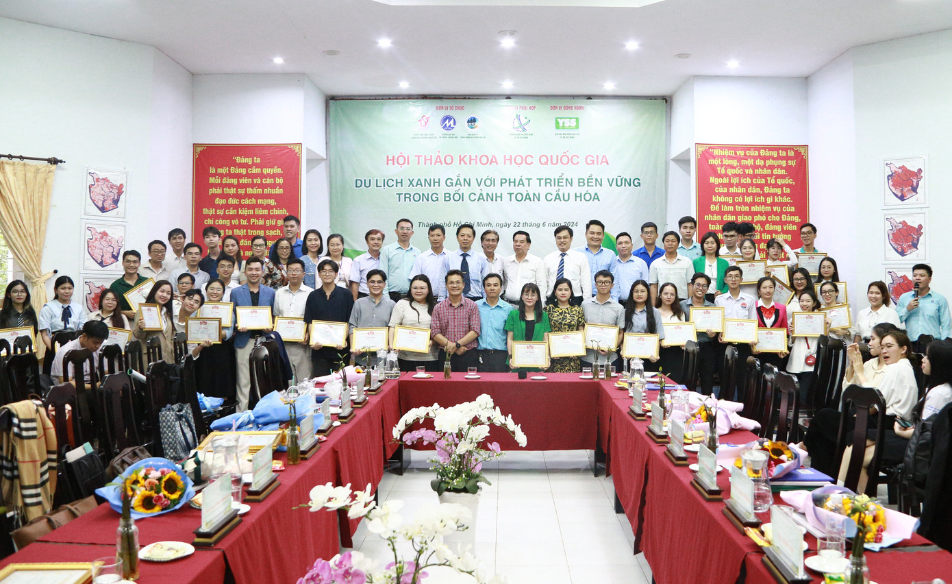 Đạt giải Khuyến khích tại Hội thảo khoa học quốc gia “Du lịch xanh gắn với phát triển bền vững trong bối cảnh toàn cầu hóa”. Đạt giải Khuyến khích tại Hội thảo khoa học quốc gia “Du lịch xanh gắn với phát triển bền vững trong bối cảnh toàn cầu hóa”.