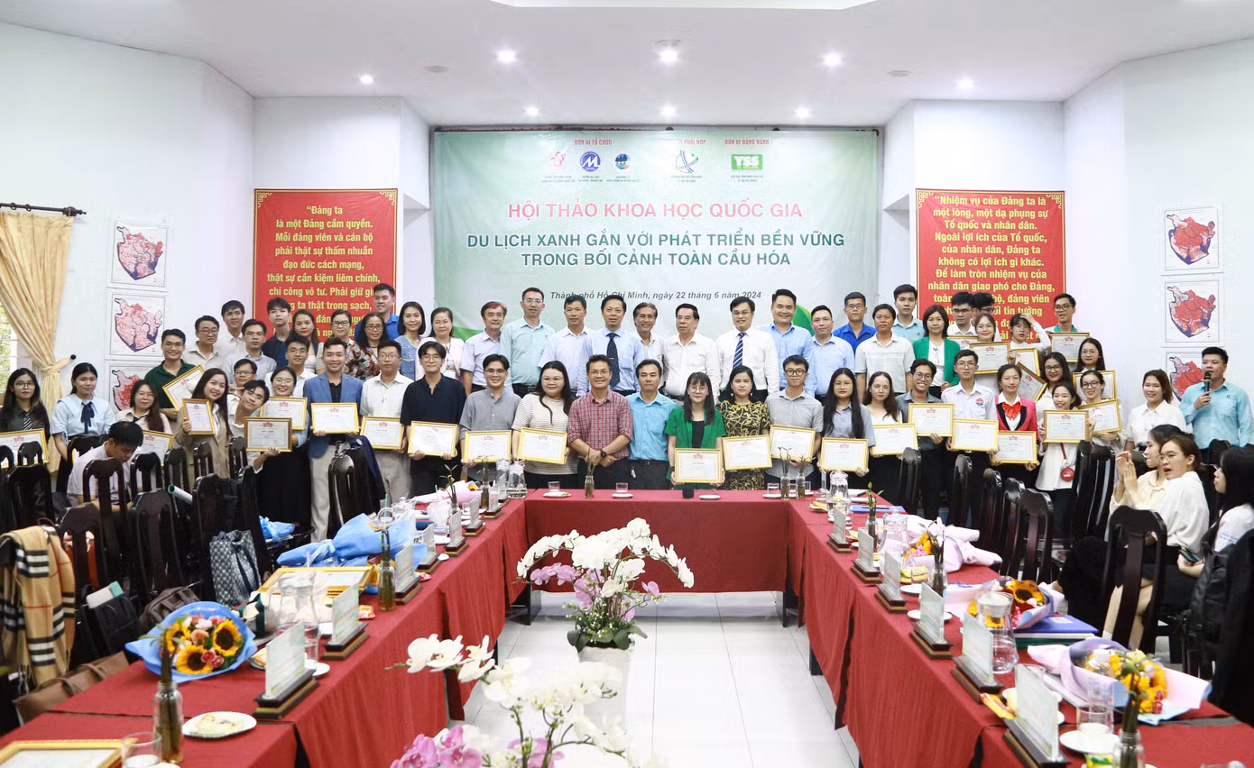 Đạt giải Khuyến khích tại Hội thảo khoa học quốc gia “Du lịch xanh gắn với phát triển bền vững trong bối cảnh toàn cầu hóa”.