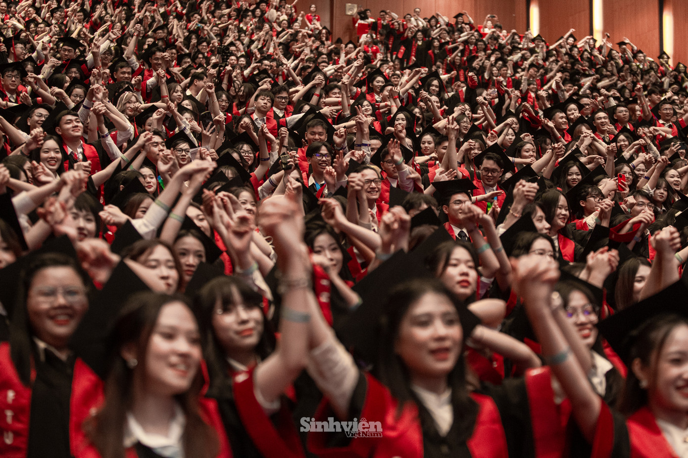Hàng ngàn cánh tay tạo thành những làn sóng, đánh dấu một hành trình mới vươn ra biển lớn của các tân cử nhân.