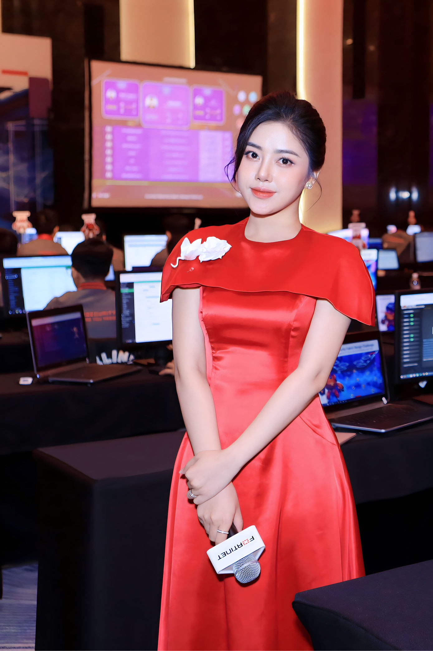 Nữ MC 9X xinh đẹp luôn trân trọng tất cả những cơ hội cầm mic. Nữ MC 9X xinh đẹp luôn trân trọng tất cả những cơ hội cầm mic.