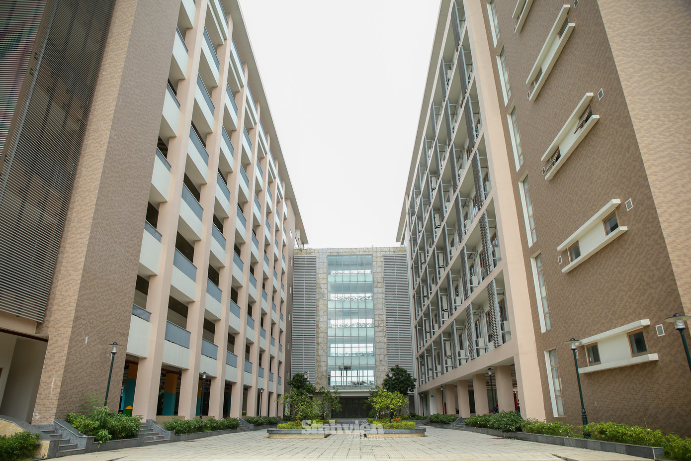 Công trình gồm 80 phòng học, 09 phòng thực hành, 01 phòng hội thảo 150 chỗ và 36 phòng chức năng. Công trình gồm 80 phòng học, 09 phòng thực hành, 01 phòng hội thảo 150 chỗ và 36 phòng chức năng.