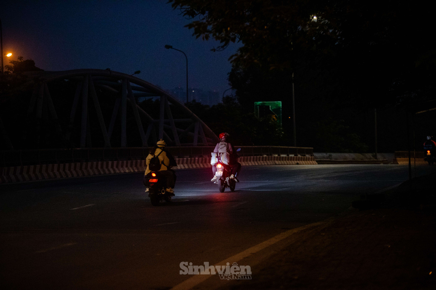 Tại Đại lộ Thăng Long, từ 5 giờ sáng, nhiều bạn trẻ di chuyển sớm để tránh nắng nóng. Tại Đại lộ Thăng Long, từ 5 giờ sáng, nhiều bạn trẻ di chuyển sớm để tránh nắng nóng.