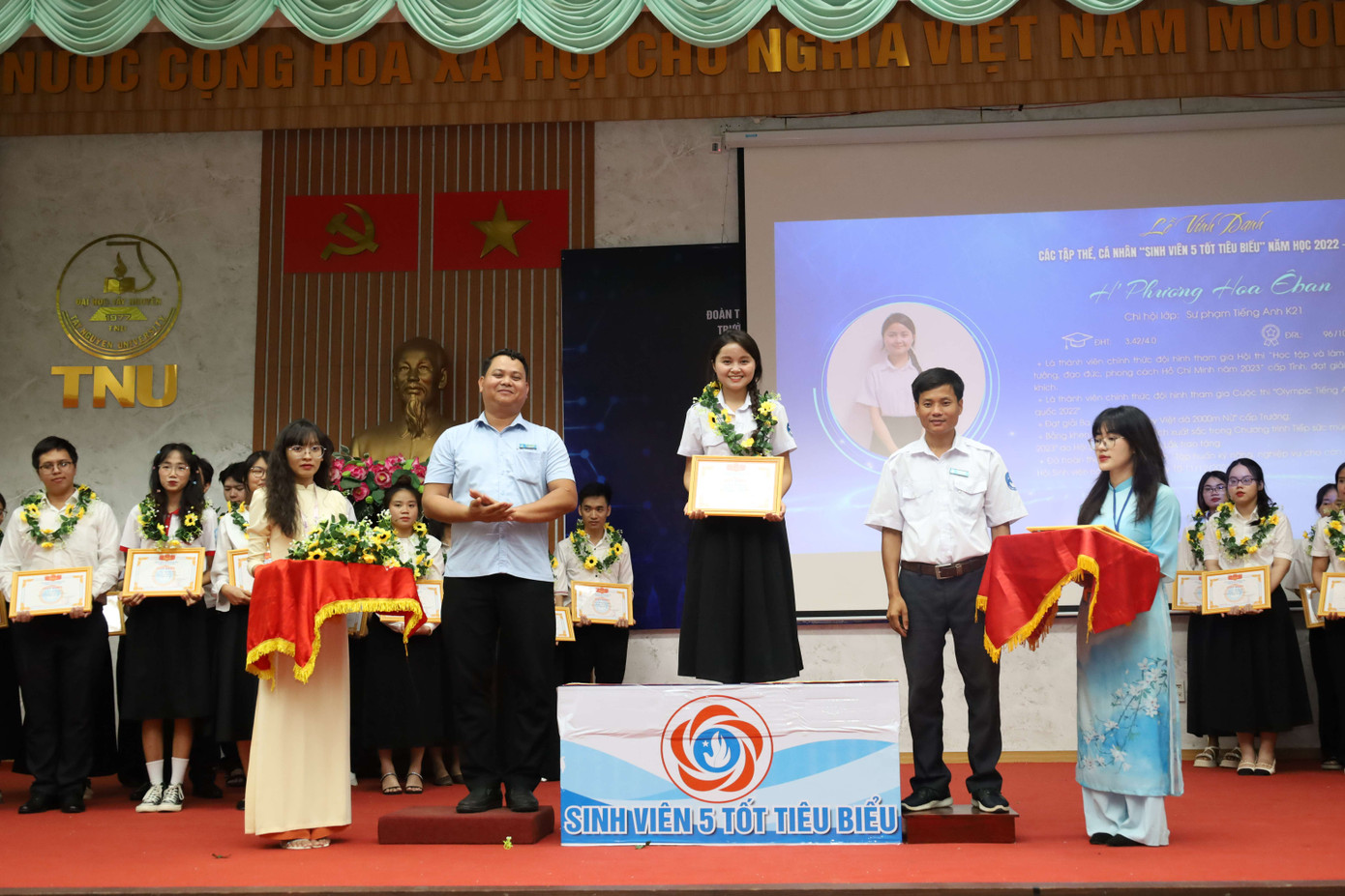 Giấy khen “Sinh viên 5 tốt tiêu biểu” năm học 2022-2023 được cấp bởi Trường Đại học Tây Nguyên.