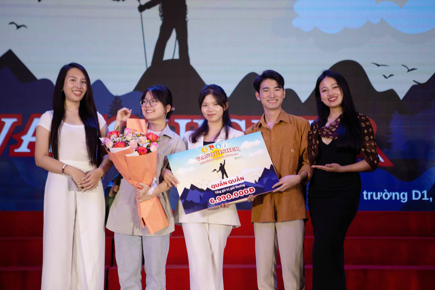 Kiều (đứng ở giữa) đạt Quán quân tại cuộc thi “Nhà diễn thuyết tiềm năng 2024”.