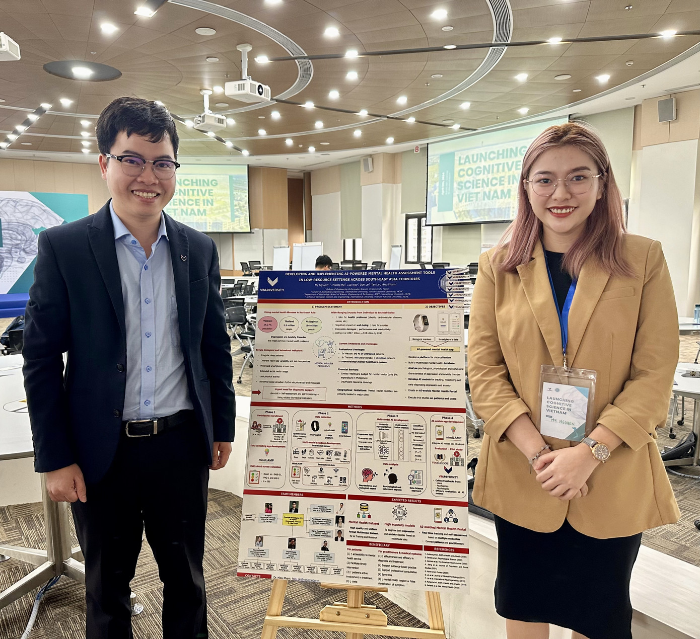 Trà My và TS. Phạm Huy Hiệu và poster dự án tại hội nghị Launching Cognitive Science in Vietnam.