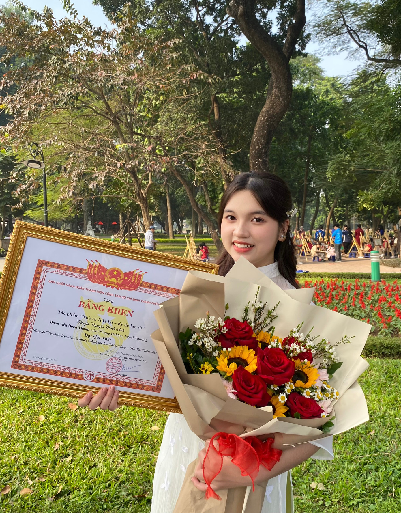 Nữ sinh tỏa sáng với “3 ngày 2 bằng khen”.