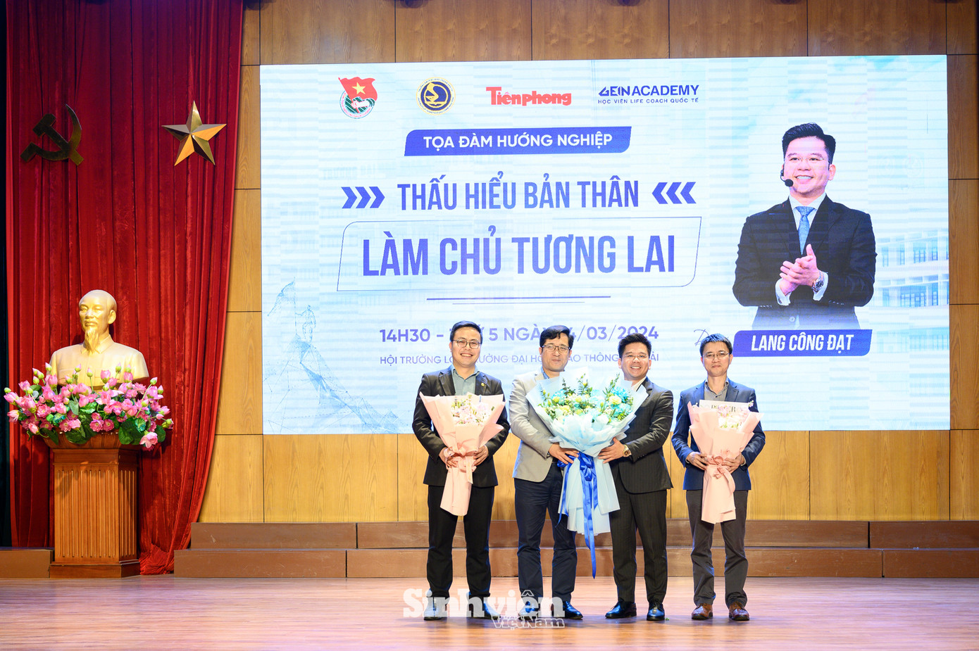 Anh Lang Công Đạt tặng hoa cảm ơn TS Mai Nam Phong - đại diện Trường Đại học Giao thông Vận tải. Trước đó TS Mai Nam Phong cũng đã tặng hoa đại diện báo Tiền Phong, đại diện Đoàn Thanh niên và diễn giả.