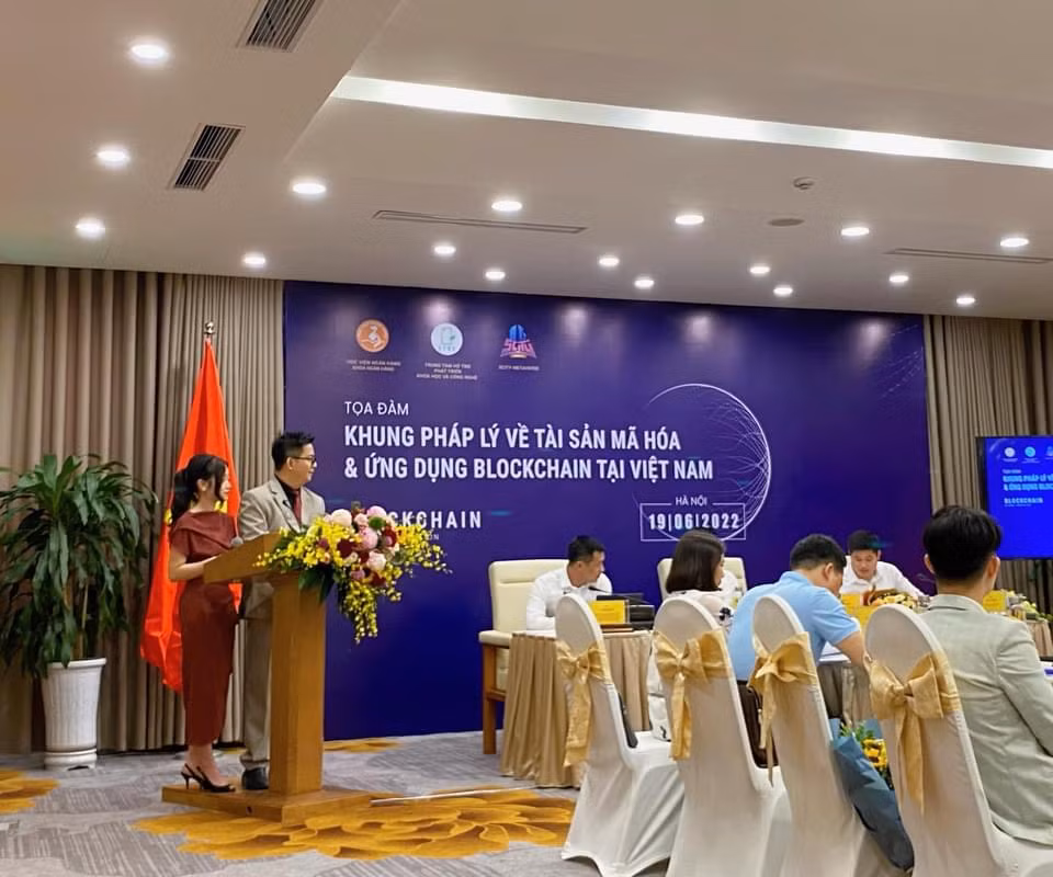 Phương Anh PA dẫn Toạ đàm "Khung pháp lý về Tài sản mã hoá và Ứng dụng Blockchain tại Việt Nam" (2022) tại Văn phòng Chính phủ.
