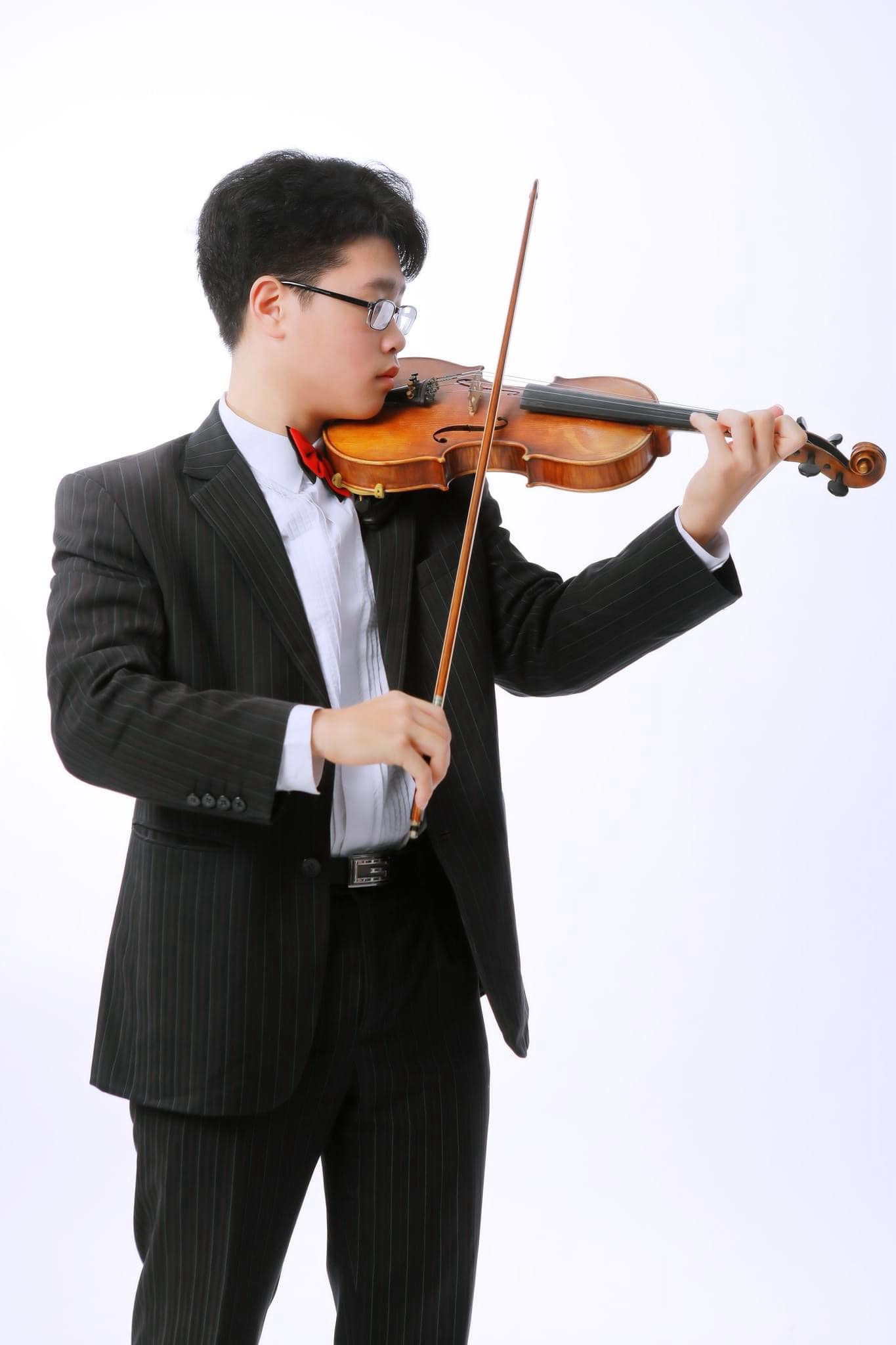 Tính đến nay, Hoàng Linh đã gắn bó với cây vĩ cầm tròn mười năm.