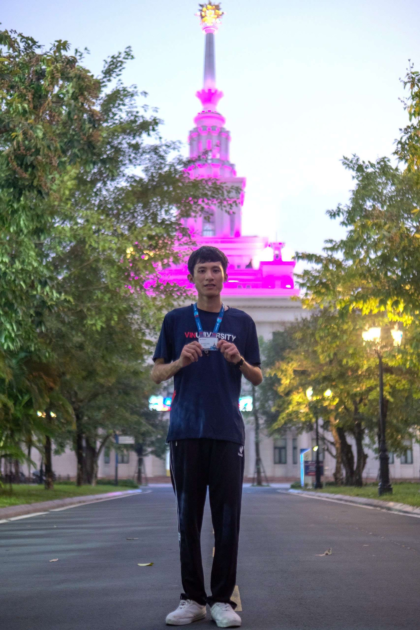 Trần Đăng Khoa tự hào khi khoác trên mình chiếc áo của VinUni.