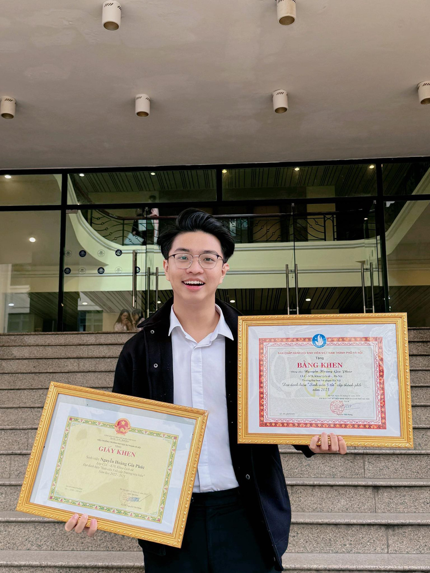 Nụ cười rạng rỡ của Gia Phúc bên cạnh những tấm bằng khen. Nụ cười rạng rỡ của Gia Phúc bên cạnh những tấm bằng khen.