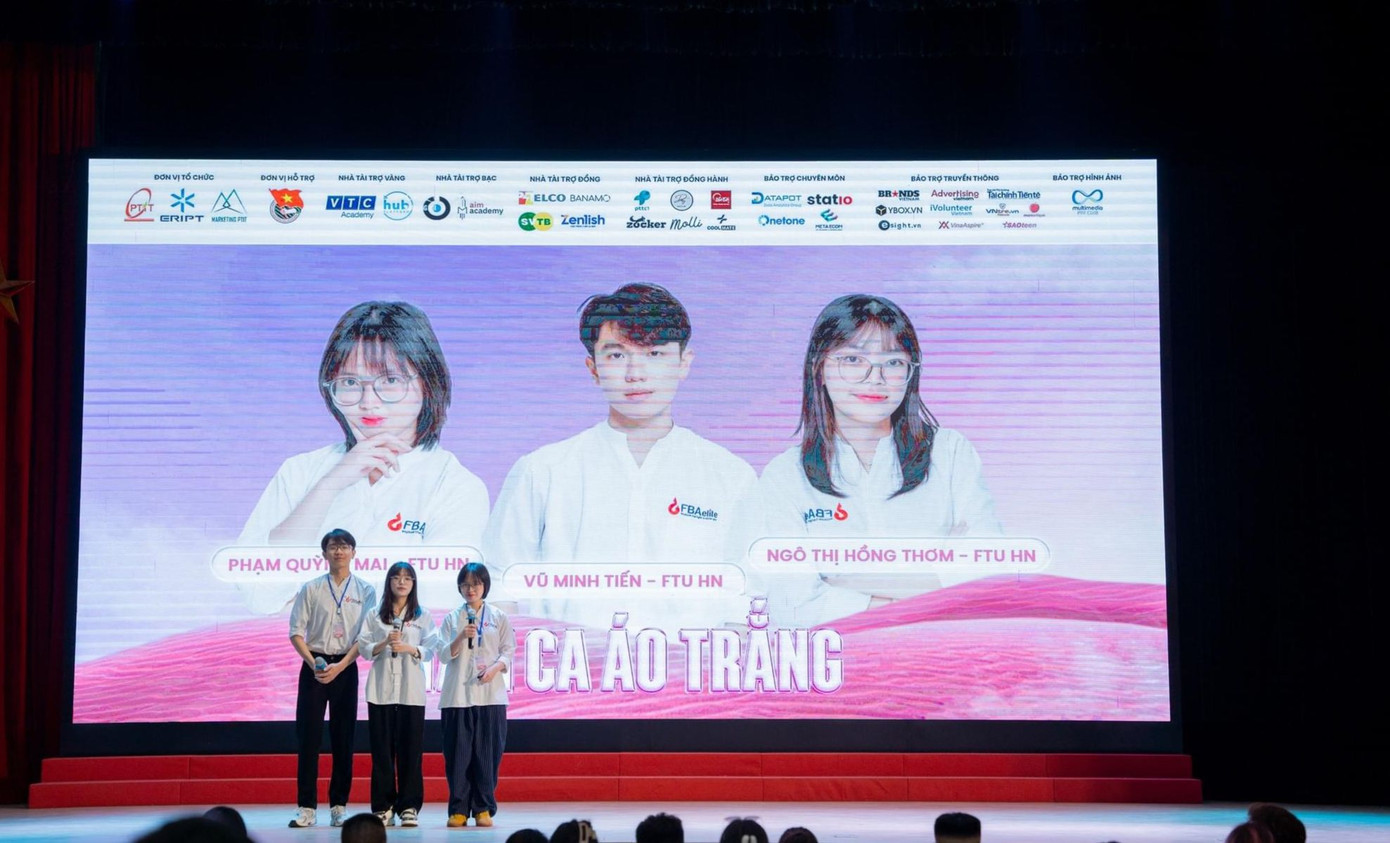 Minh Tiến trên sân khấu cuộc thi MKB.