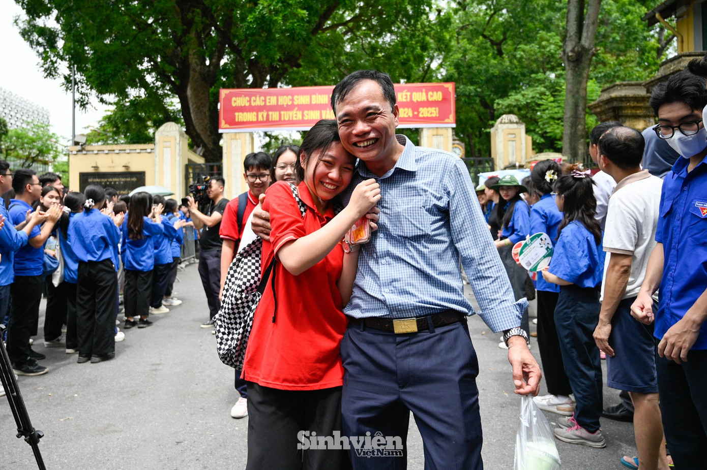 Nhiều sĩ tử vỡ oà cảm xúc khi thấy phụ huynh chờ đón.