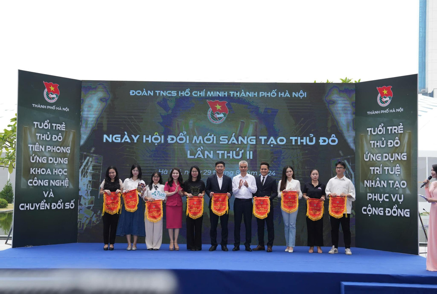 Đại diện dự án startup sinh viên tham gia Ngày hội Đổi mới sáng tạo thủ đô lần thứ II. Đại diện dự án startup sinh viên tham gia Ngày hội Đổi mới sáng tạo thủ đô lần thứ II.