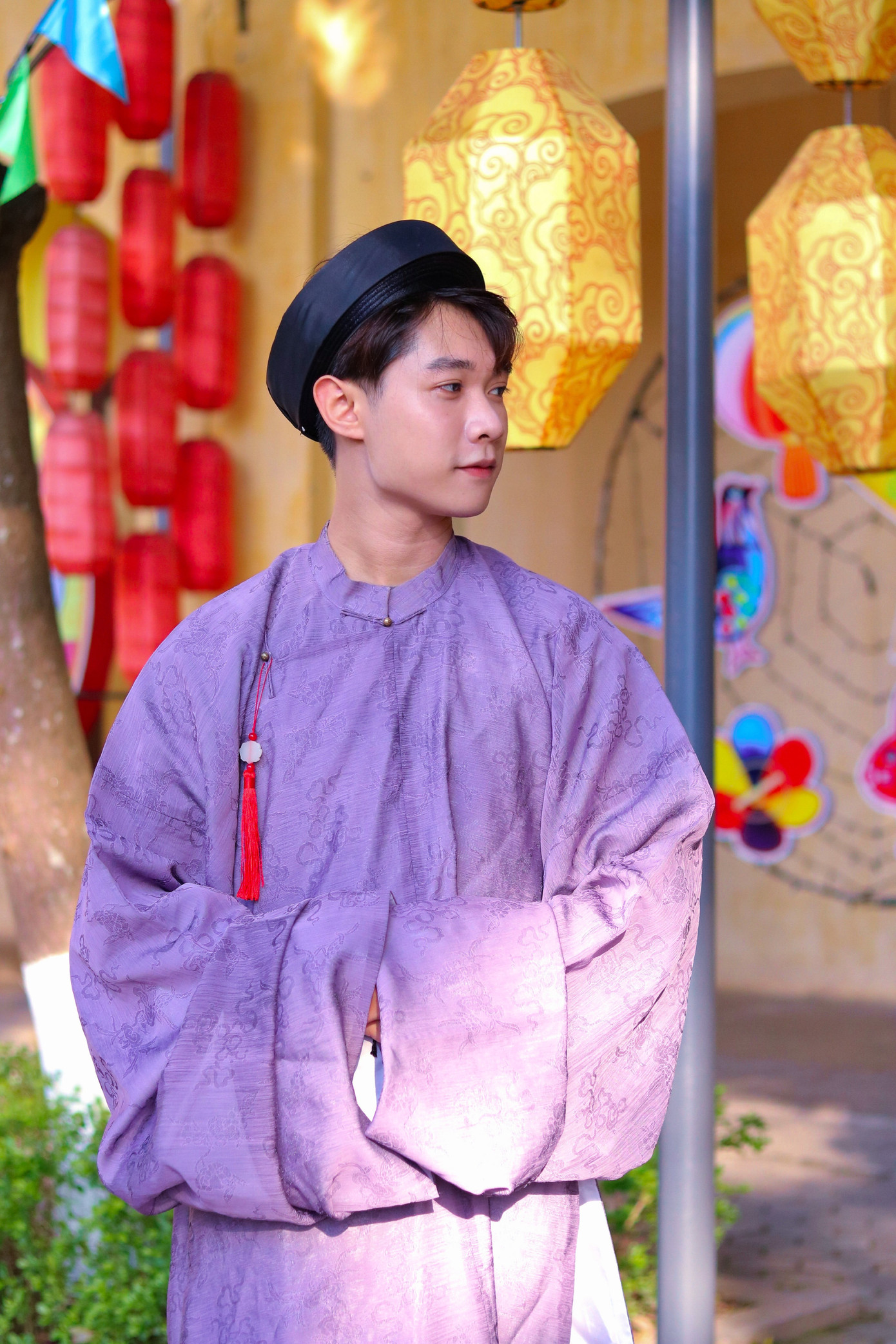 Anh chàng không ngại làm trợ lý đi theo hỏi hỏi các anh chị để có cơ hội trải nghiệm, học hỏi các kỹ năng và tiếp xúc với môi trường làm việc.