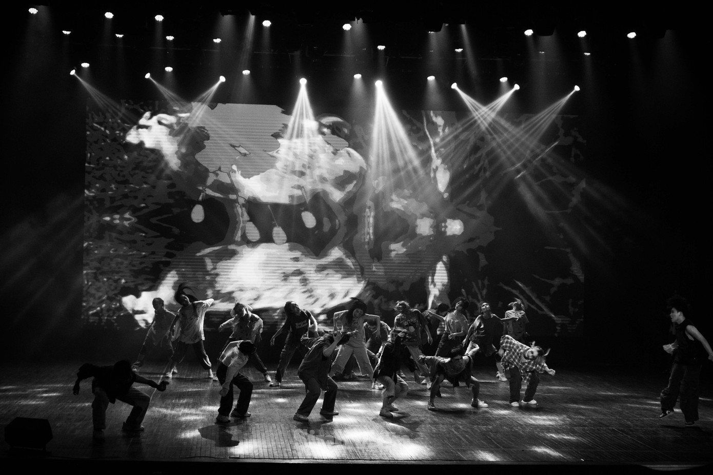 Là đội thi mở màn của đêm thi với áp lực không hề nhỏ nhưng Thăng Long Dance Club đã hoàn thành xuất sắc màn trình diễn của mình với concept ma mị, mới lạ cùng vũ đạo biến hoá lôi cuốn.