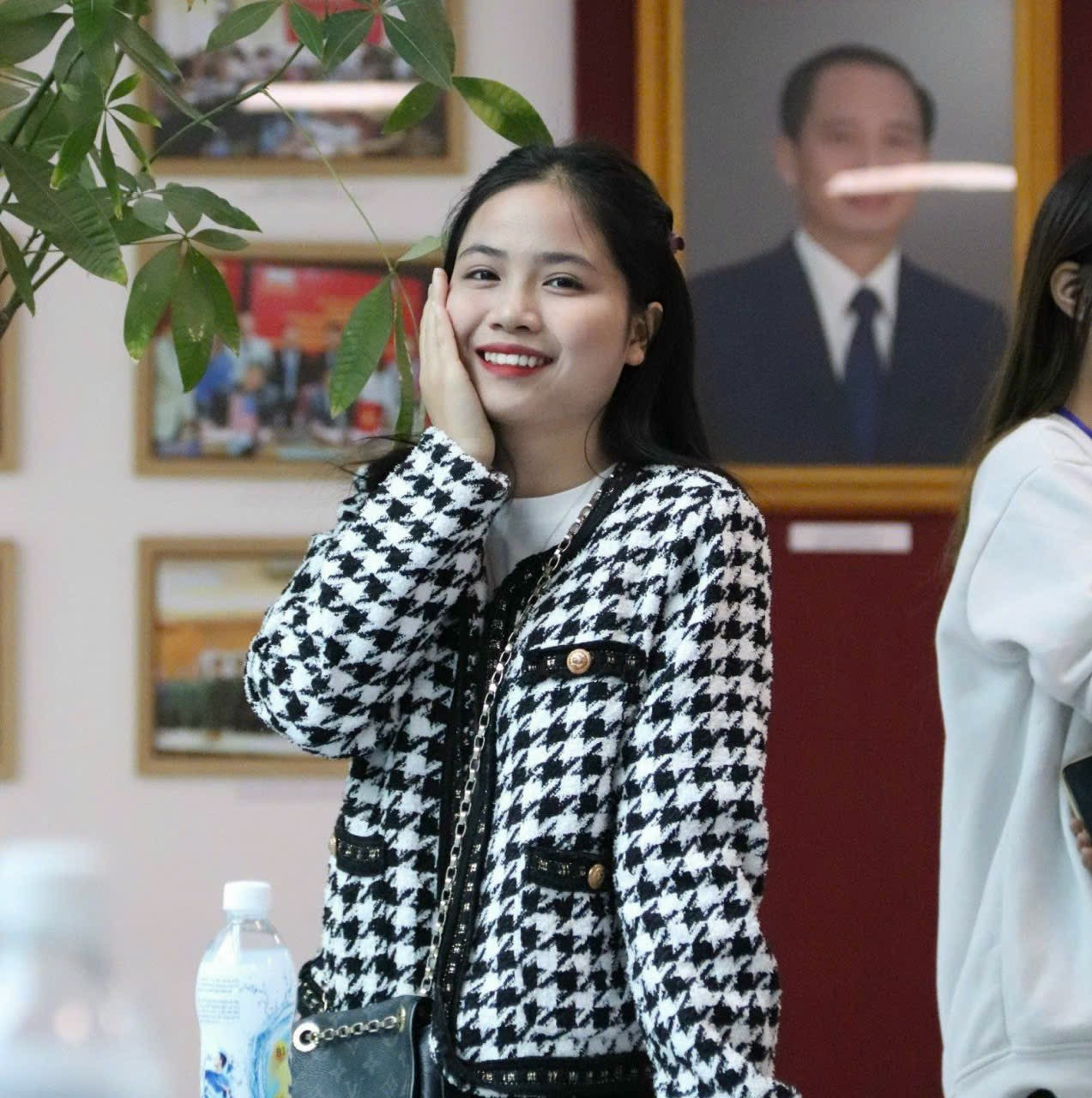 Kiều Anh chụp ảnh tại ngôi trường thân yêu. Kiều Anh chụp ảnh tại ngôi trường thân yêu.