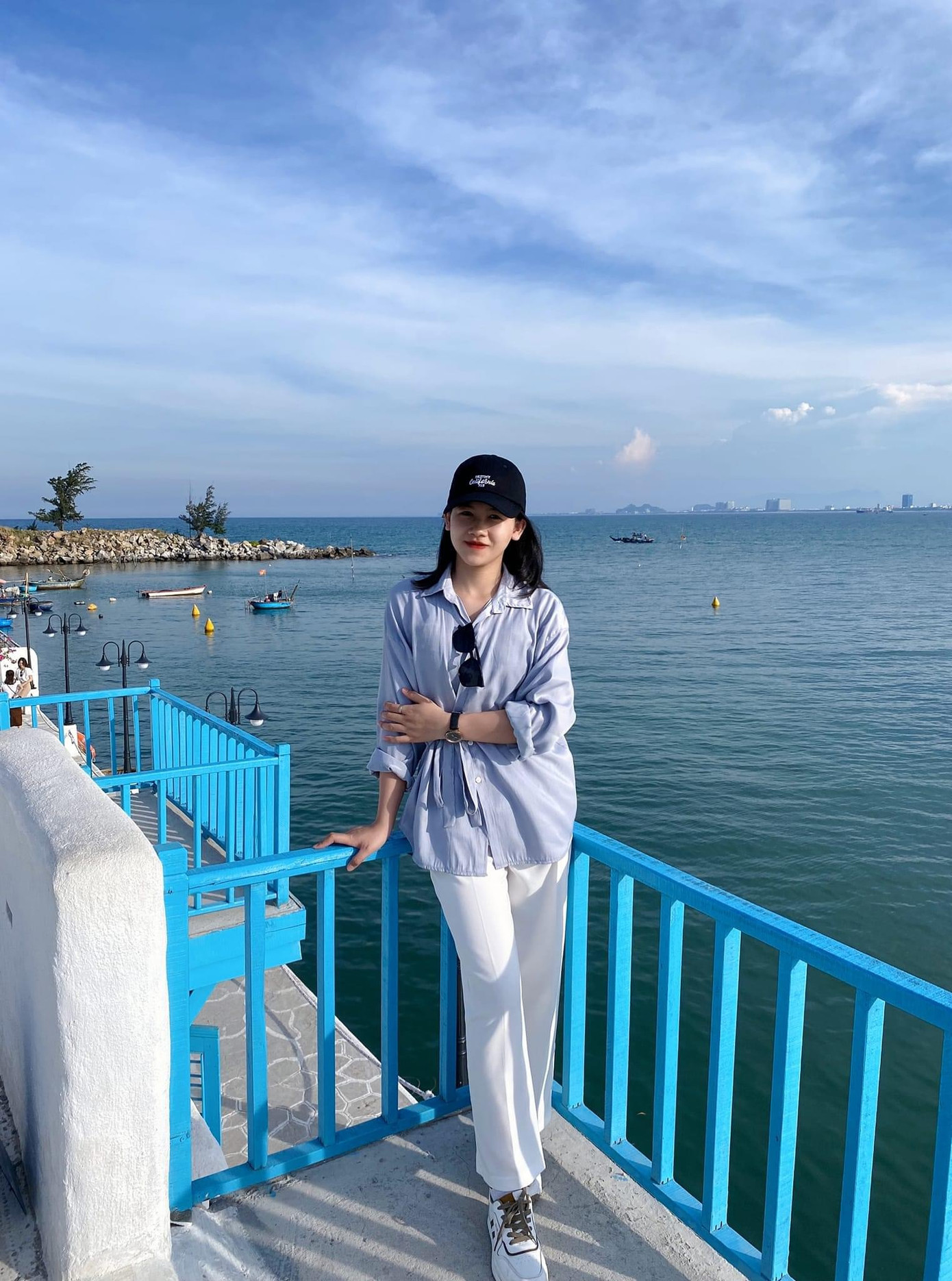 Diệu Huyền chọn đi làm trong dịp lễ để có thêm thu nhập trang trải học phí.