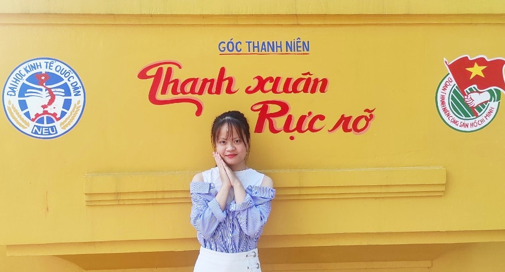 Hải Yến lưu giữ kỉ niệm đẹp tại tường thanh xuân của trường.