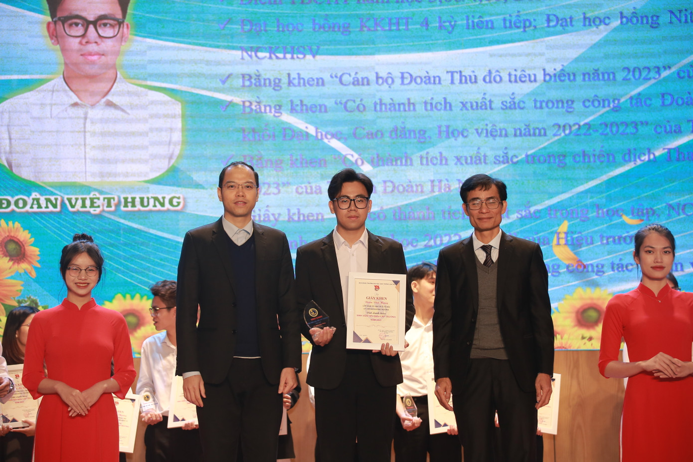 Đoàn Việt Hưng tại lễ trao Danh hiệu Gương mặt sinh viên tiêu biểu.