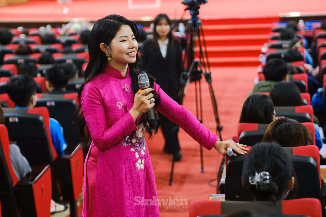 Diễn giả Nguyễn Diệu Thu: “Các bạn sinh viên đừng để thanh xuân trôi đi một cách lãng phí, hãy viết lên hành trình thay đổi bản thân và chinh phục nó ngay hôm nay.” Diễn giả Nguyễn Diệu Thu: “Các bạn sinh viên đừng để thanh xuân trôi đi một cách lãng phí, hãy viết lên hành trình thay đổi bản thân và chinh phục nó ngay hôm nay.”