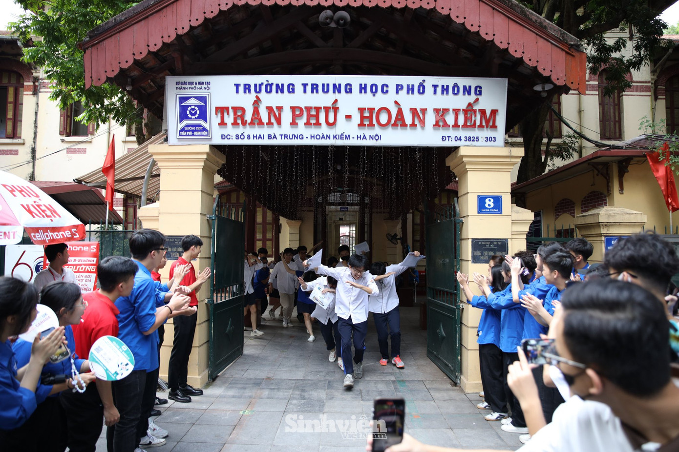 Những biểu cảm &quot;đáng yêu&quot; từ các sĩ tử đầu tiên bước ra khỏi điểm thi.