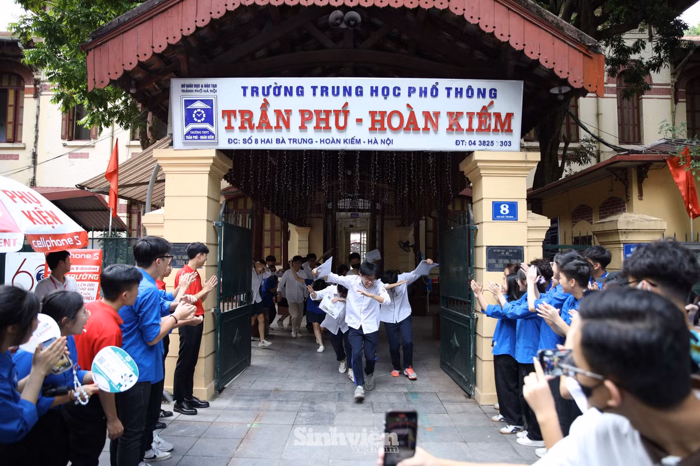 Những biểu cảm "đáng yêu" từ các sĩ tử đầu tiên bước ra khỏi điểm thi.