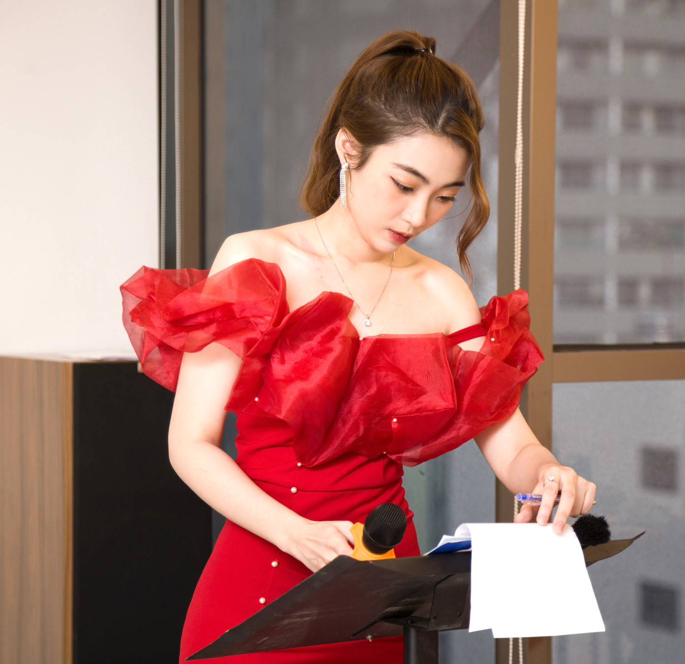 Thanh Ngân thử sức với công việc là một người dẫn chương trình chuyên nghiệp. Thanh Ngân thử sức với công việc là một người dẫn chương trình chuyên nghiệp.