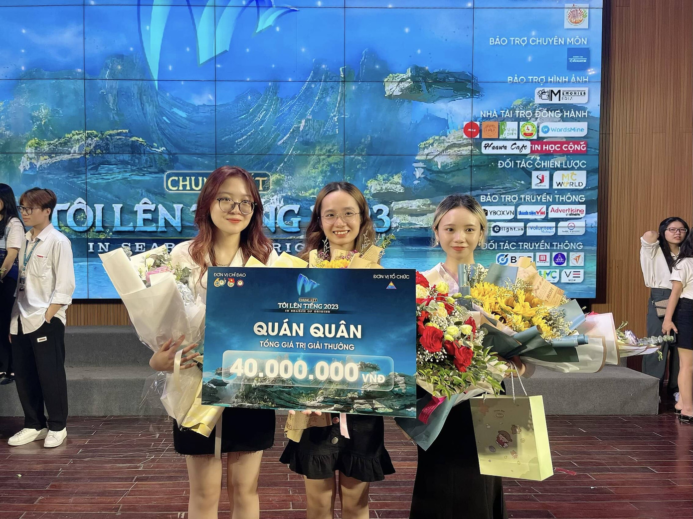 Thanh Thảo (ngoài cùng bên trái) đạt giải Quán quân cuộc thi "Tôi lên tiếng" năm 2023.