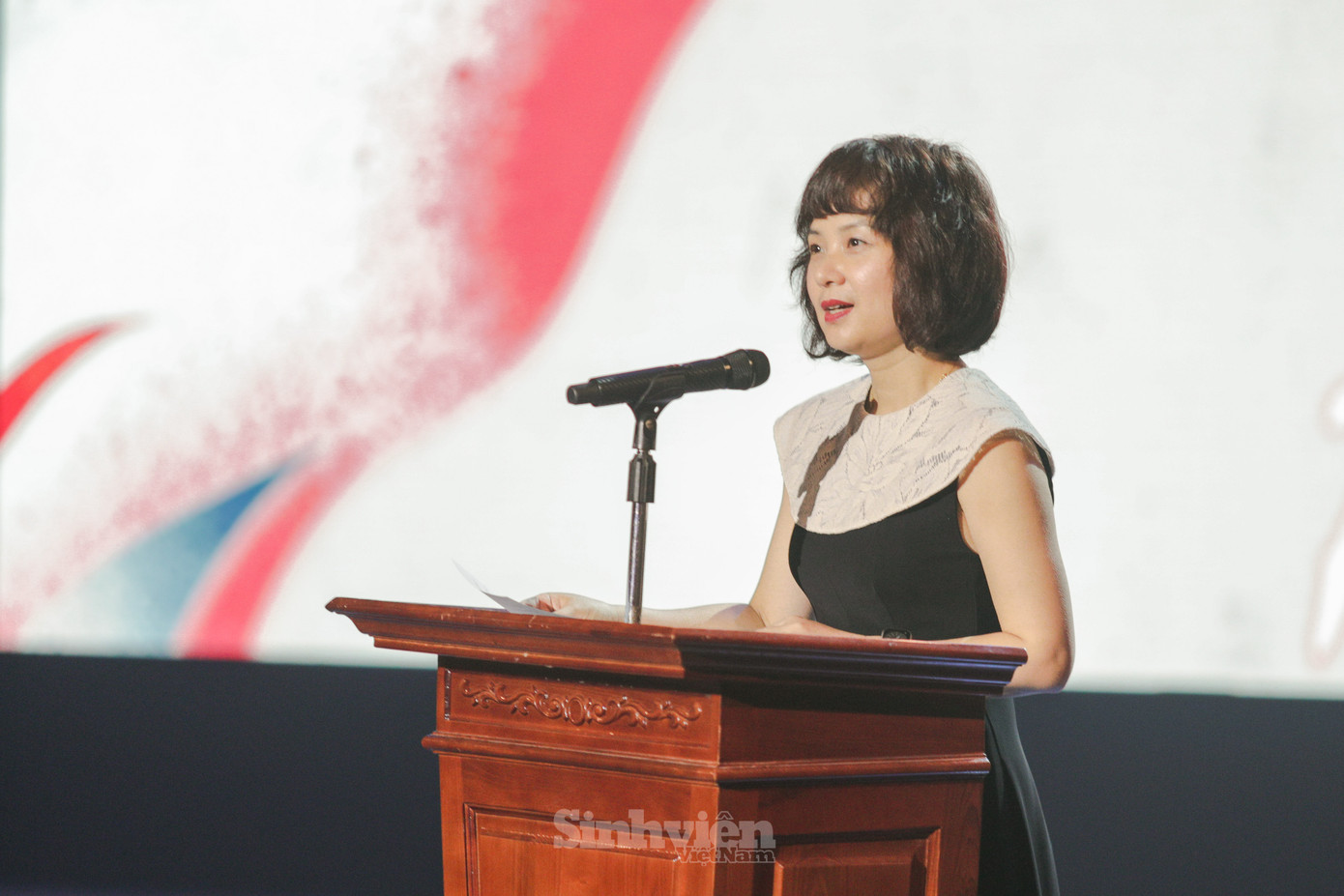 PGS. TS Phạm Thu Hương - Phó Hiệu trưởng Trường Đại học Ngoại thương phát biểu khai mạc cuộc thi.