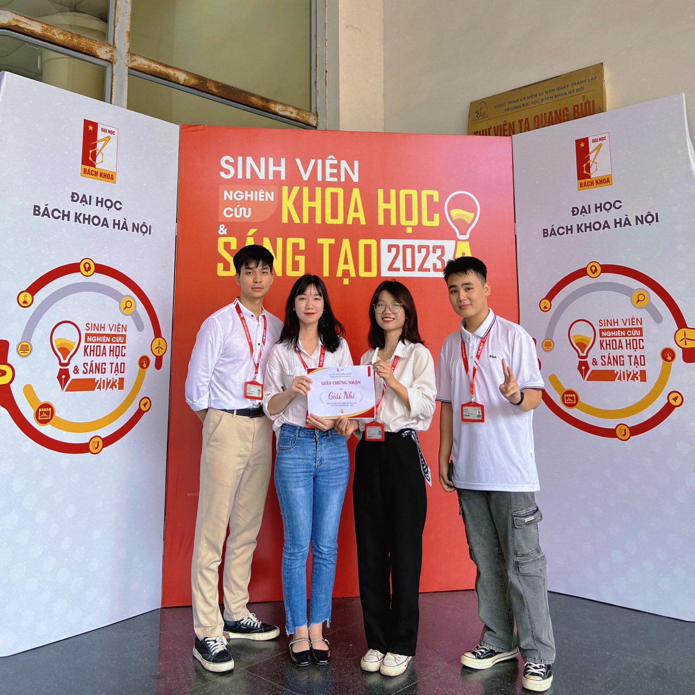 Minh Hiếu luôn giữ vững tâm thế “mình chưa thử làm, sao biết mình không làm được” trong cả quá trình nghiên cứu khoa học. Minh Hiếu luôn giữ vững tâm thế “mình chưa thử làm, sao biết mình không làm được” trong cả quá trình nghiên cứu khoa học.