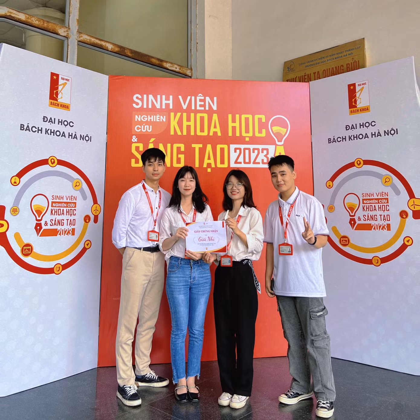 Minh Hiếu luôn giữ vững tâm thế “mình chưa thử làm, sao biết mình không làm được” trong cả quá trình nghiên cứu khoa học. Minh Hiếu luôn giữ vững tâm thế “mình chưa thử làm, sao biết mình không làm được” trong cả quá trình nghiên cứu khoa học.