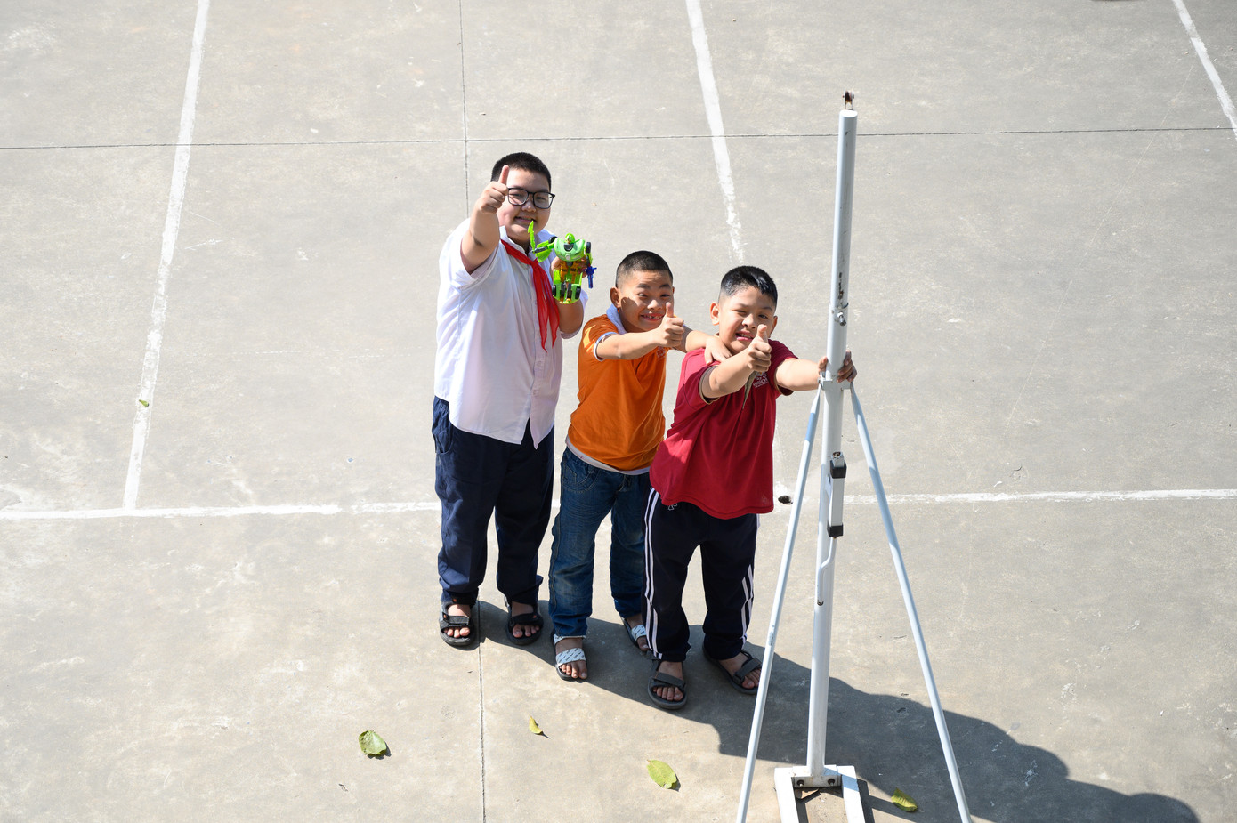 Hơn một tiếng trò chuyện, chúng tôi xin phép cô ra về. Những em nhỏ chúng tôi ghé thăm sáng ngày, trong đó có em Tỉnh, vẫy tay chào tạm biệt chúng tôi. Lũ trẻ nét mặt thoáng buồn, lưu luyến. Cô Hằng từng nói với chúng tôi, các em rất thích các anh chị sinh viên đến trường, chơi cùng các anh chị. Đã rất nhiều năm rồi trường không có sinh viên sư phạm đến thực tập, có lẽ vì trường cách xa trung tâm thành phố. Tôi hy vọng, nhiều bạn sinh viên sư phạm, đặc biệt là ngành giáo dục đặc biệt sẽ đến nơi đây để thực tế, thực tập trong tương lai. Hơn một tiếng trò chuyện, chúng tôi xin phép cô ra về. Những em nhỏ chúng tôi ghé thăm sáng ngày, trong đó có em Tỉnh, vẫy tay chào tạm biệt chúng tôi. Lũ trẻ nét mặt thoáng buồn, lưu luyến. Cô Hằng từng nói với chúng tôi, các em rất thích các anh chị sinh viên đến trường, chơi cùng các anh chị. Đã rất nhiều năm rồi trường không có sinh viên sư phạm đến thực tập, có lẽ vì trường cách xa trung tâm thành phố. Tôi hy vọng, nhiều bạn sinh viên sư phạm, đặc biệt là ngành giáo dục đặc biệt sẽ đến nơi đây để thực tế, thực tập trong tương lai.