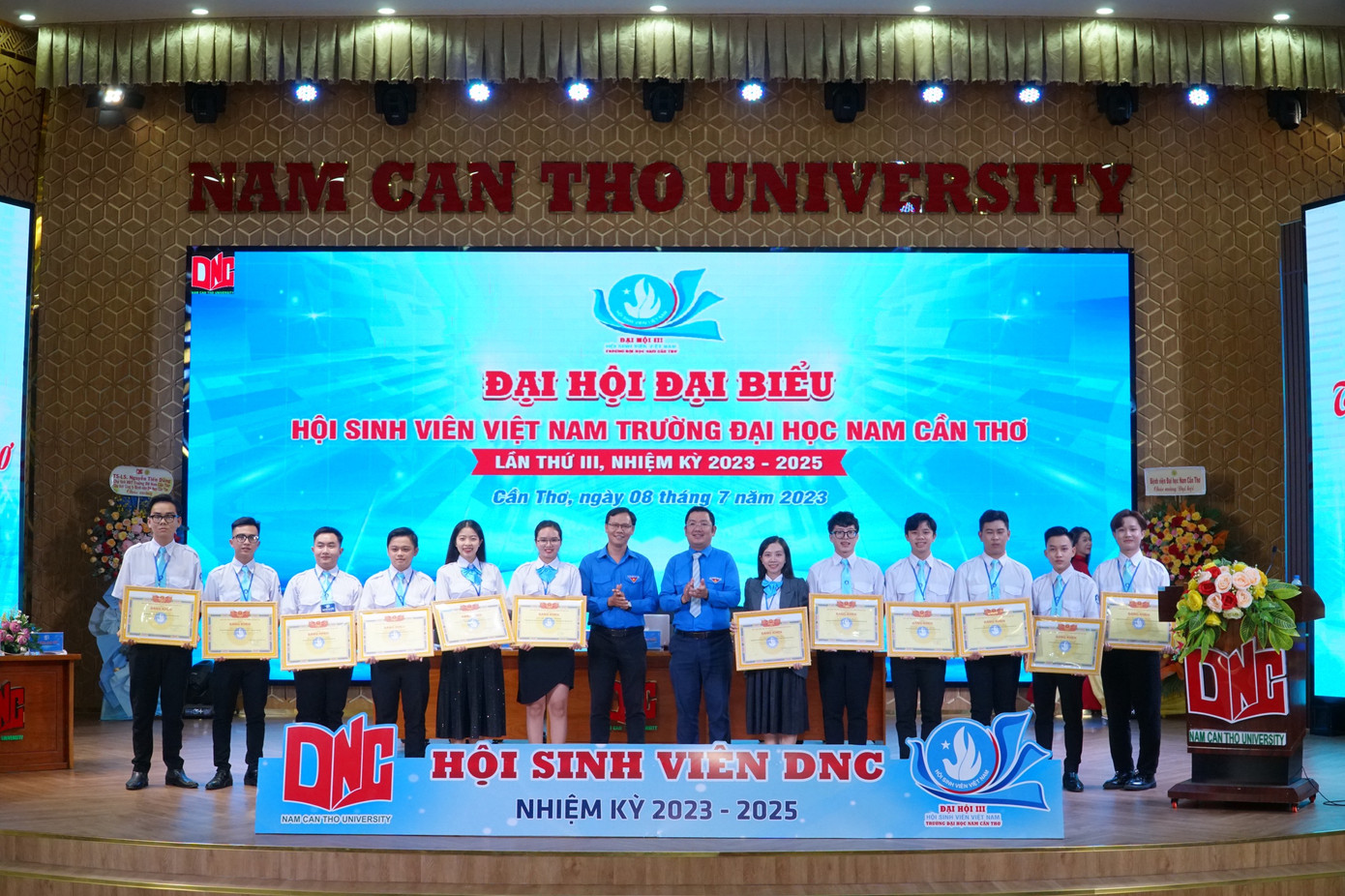 Minh Nhựt cùng các bạn sinh viên nhận Bằng khen Hội Sinh viên TP. Cần Thơ vì có thành tích xuất sắc trong nhiệm kỳ 2020 - 2023.