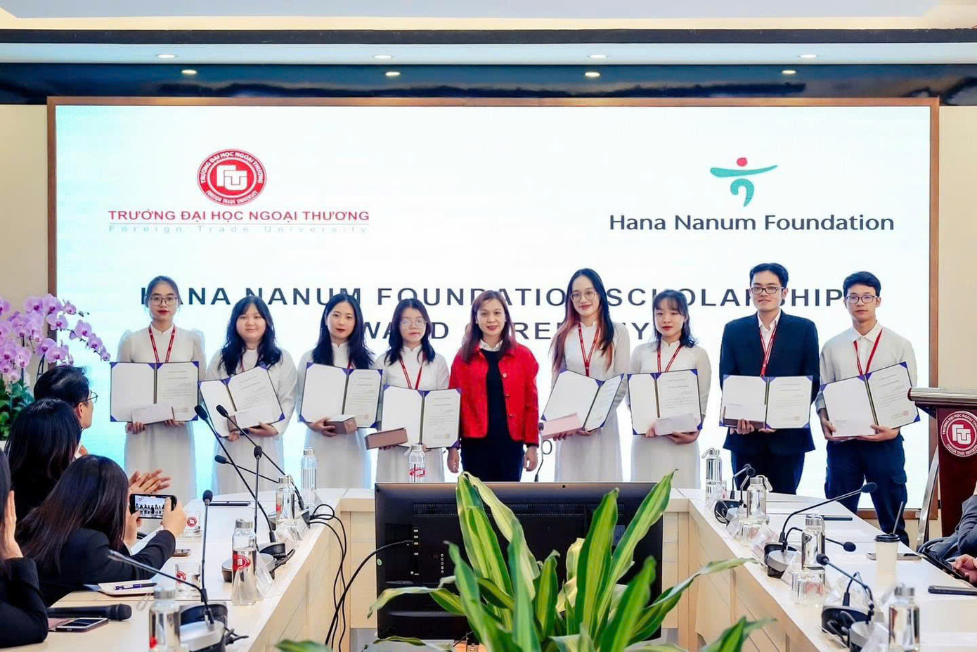 Thiên Hương nhận học bổng KEB Hana Bank năm 2023.