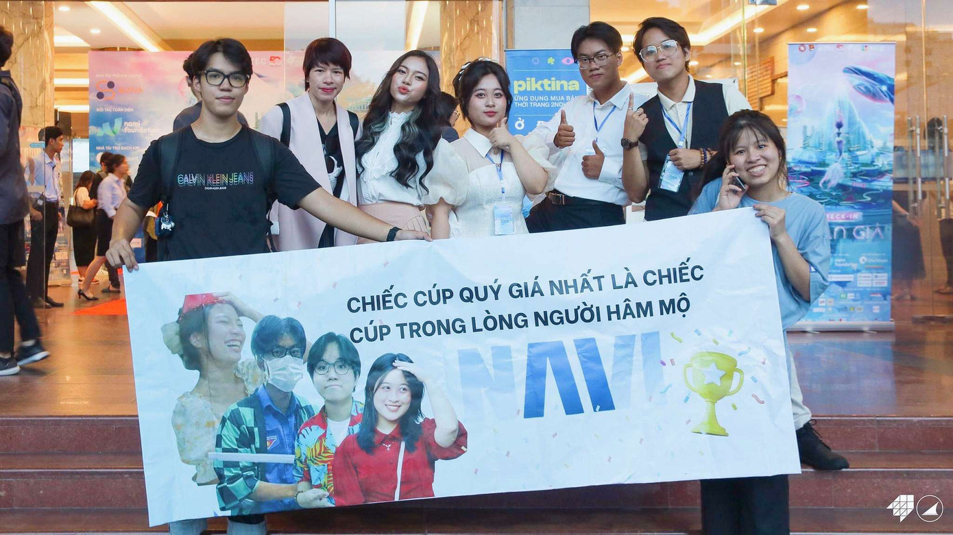 Lâm Phương cùng đội ngũ NaviAI. Lâm Phương cùng đội ngũ NaviAI.