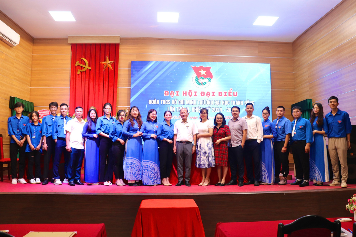 Ban Giám hiệu chụp ảnh với Ban Chấp hành Đoàn TNCS Hồ Chí Minh Trường Đại học Thành Đông nhiệm kỳ 2024 - 2027. Ban Giám hiệu chụp ảnh với Ban Chấp hành Đoàn TNCS Hồ Chí Minh Trường Đại học Thành Đông nhiệm kỳ 2024 - 2027.