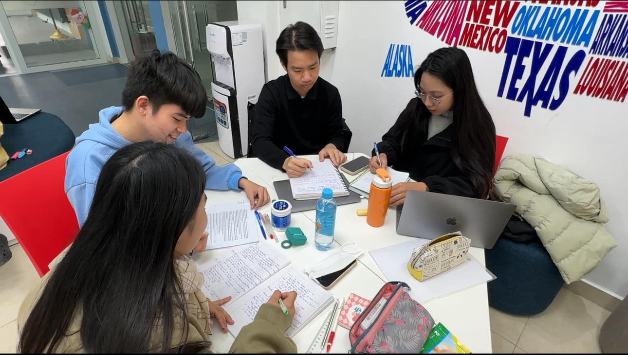 Nghĩ về quê hương, Tổ quốc, các bạn sinh viên lại càng quyết chí học hành. Nghĩ về quê hương, Tổ quốc, các bạn sinh viên lại càng quyết chí học hành.