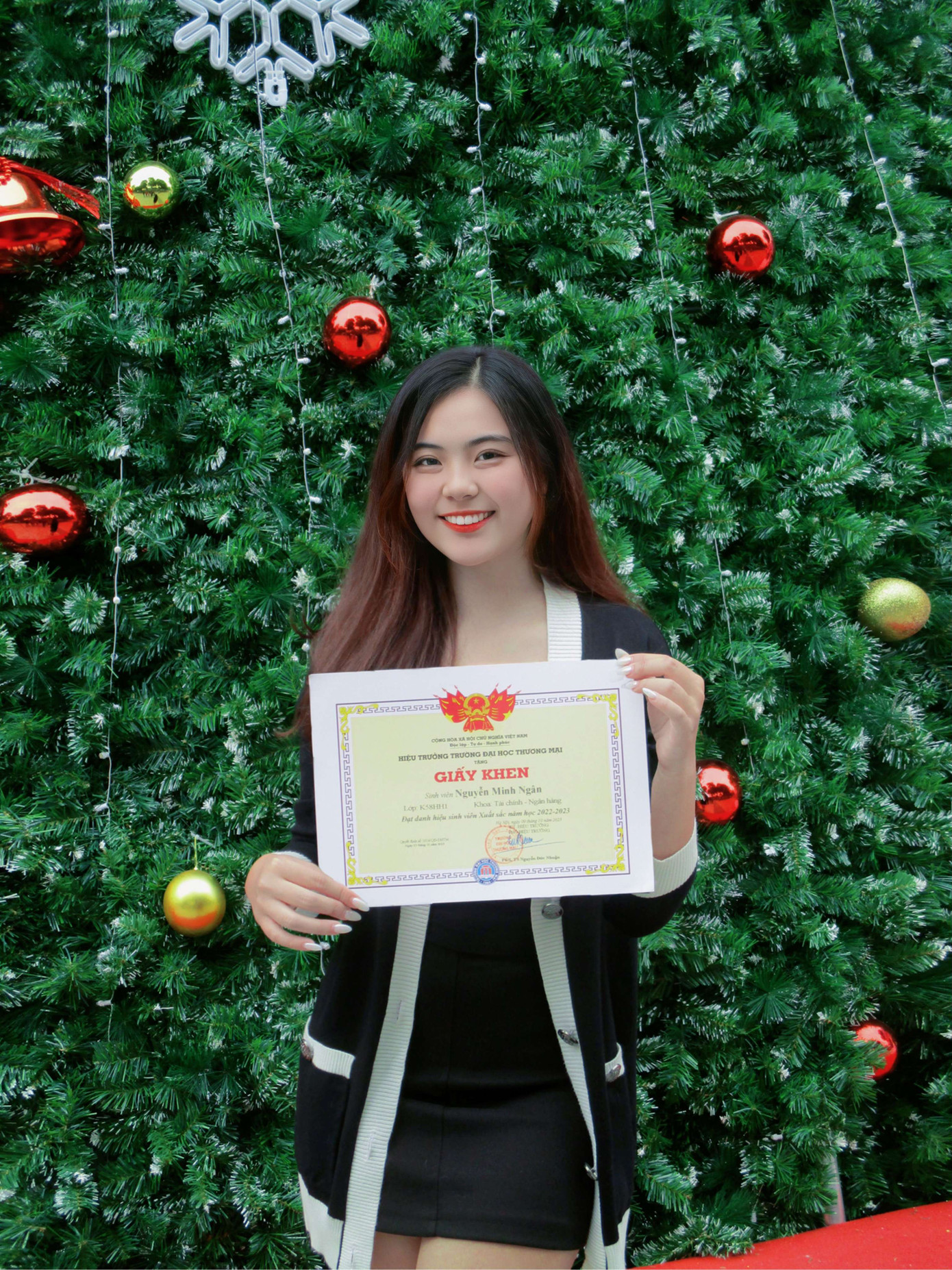 Ngân nhận giấy khen là một trong những sinh viên xuất sắc toàn diện ở trường. Ngân nhận giấy khen là một trong những sinh viên xuất sắc toàn diện ở trường.