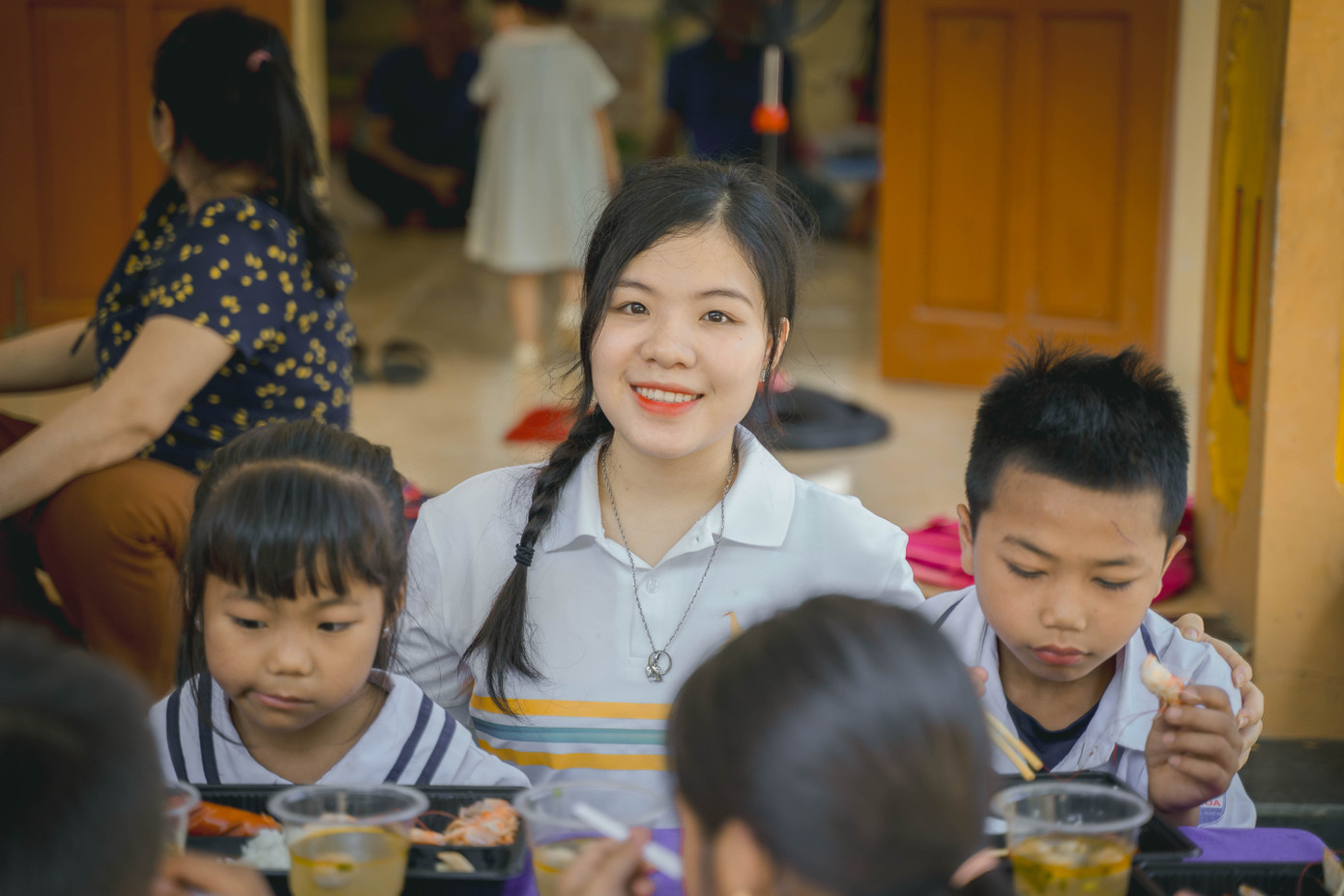 Hoài Thương tham gia hoạt động thiện nguyện "Vì những nụ cười" tại tỉnh Nghệ An năm 2024.