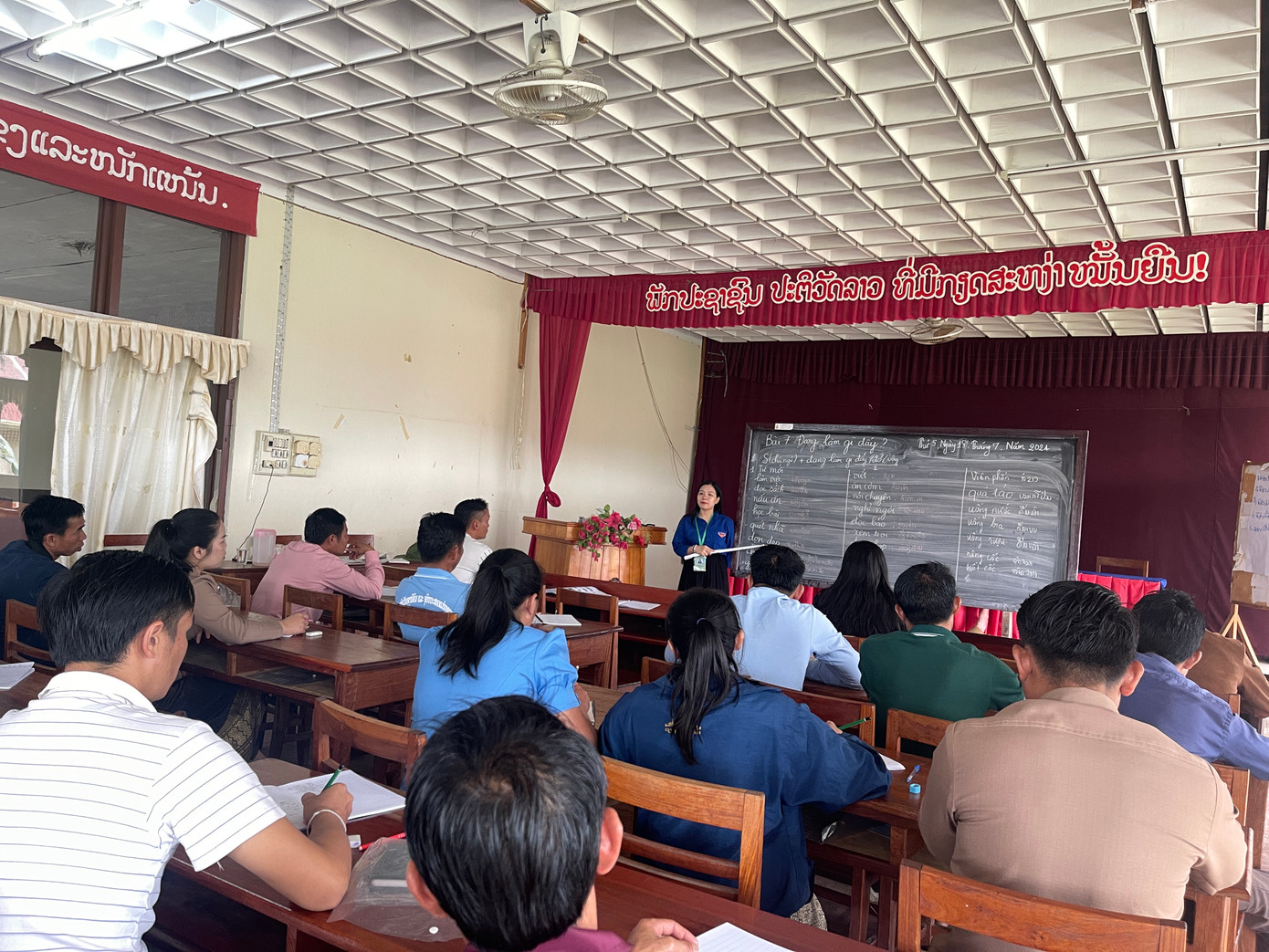 Hoài Thương tham gia dạy học cho cán bộ tại Lào.