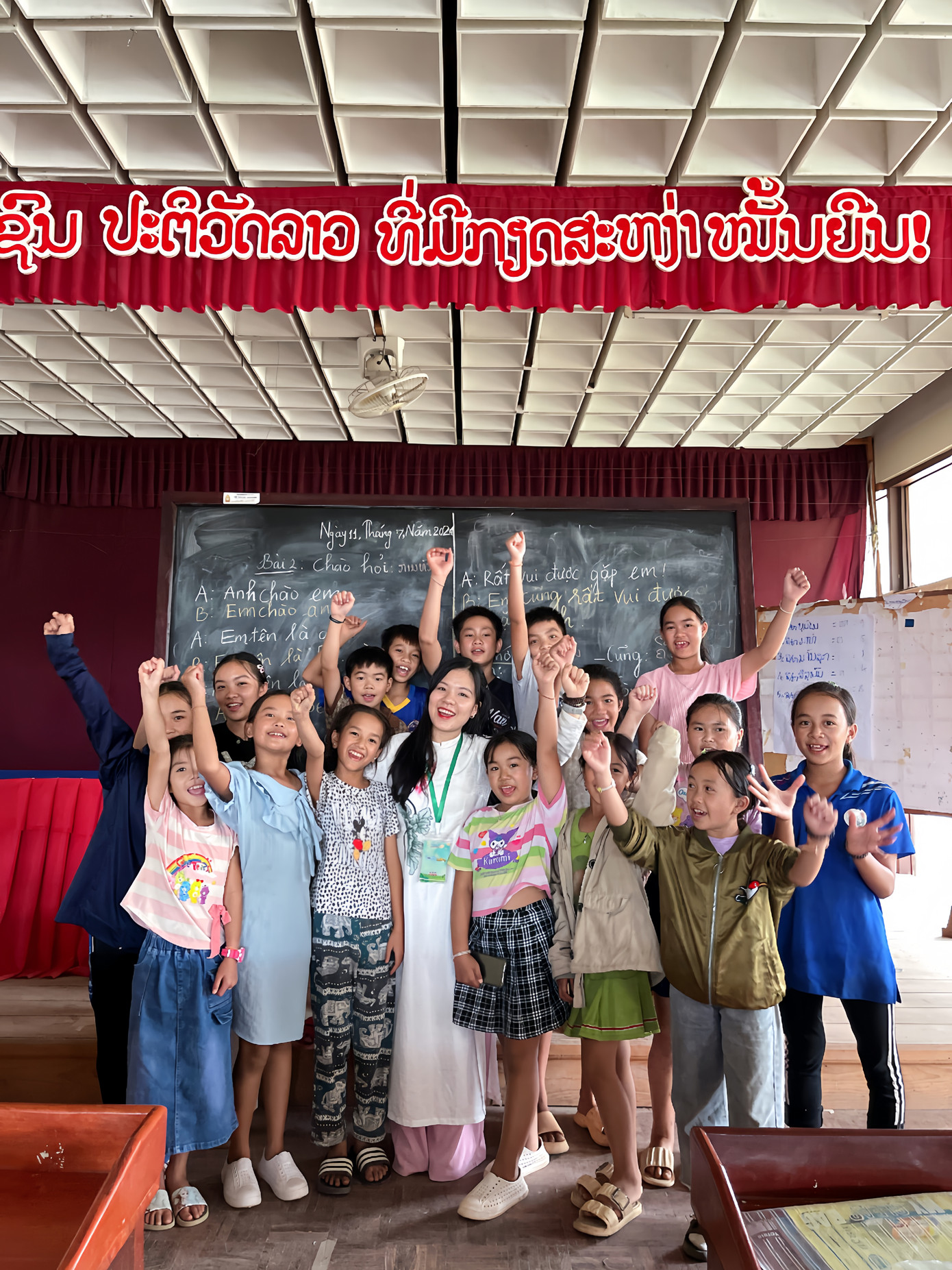 Hoài Thương tham gia hoạt động dạy học tiếng Việt miễn phí tại Lào năm 2024 (tự hào đưa hình ảnh áo dài Việt Nam quảng bá đến với bạn bè quốc tế).